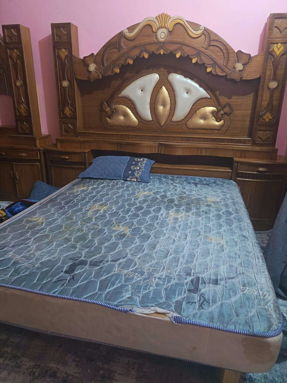 غرفه عراقي بيها ضرر بصيط السعر ٥٥٠ بيها مجال مكان رميثه  عندي خدمت توصيل نجار فتح وشد ونقل ***********
