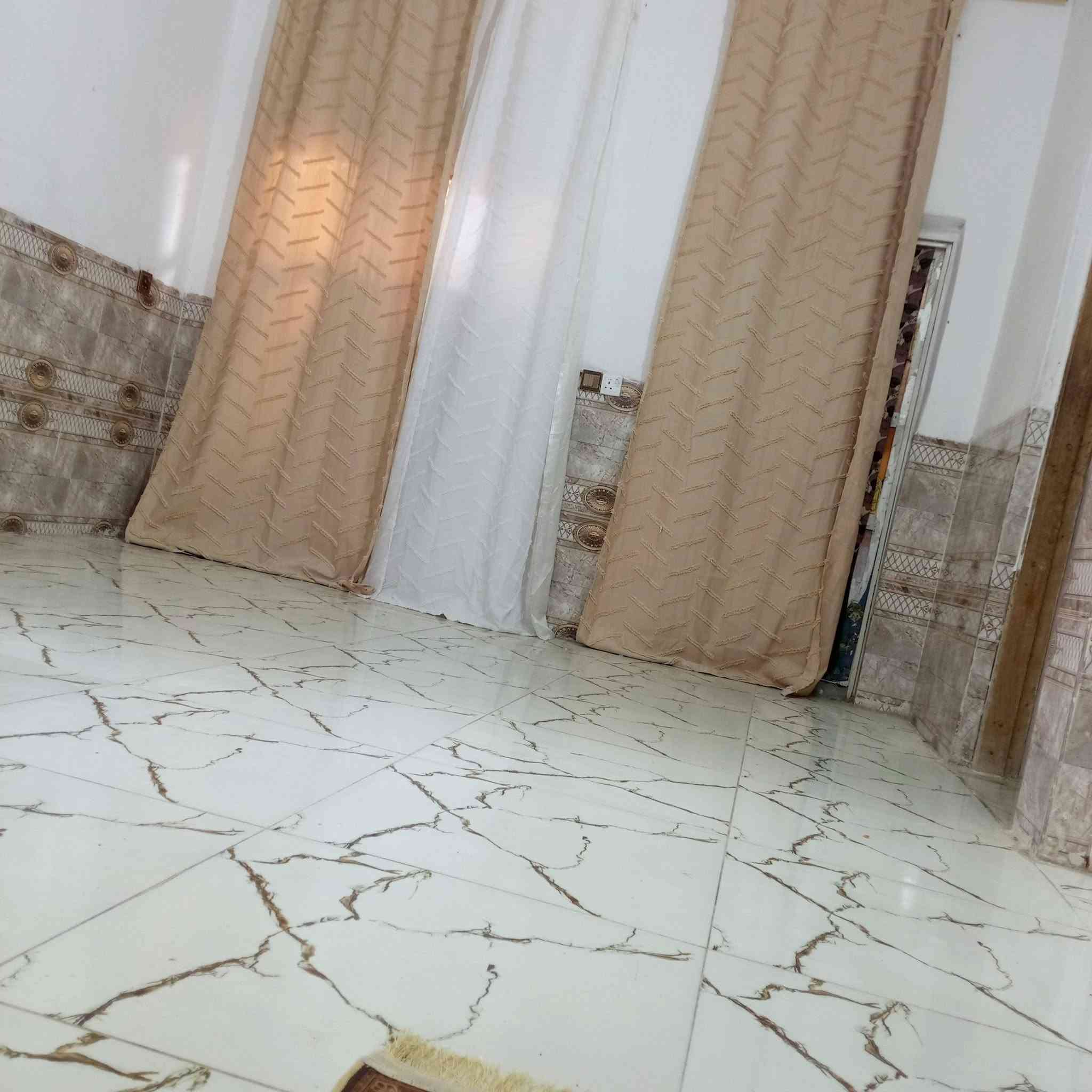 السلام عليكم بيت للبيع غرفتين وصاله ومطبخ وصحيات مساحه ١٥٠ متر بناء بلوك سقف سندوج الاتصال على رقم *********** المثلث الكلابين نزلت ابو نزار الكلابي مستعجل على بيع@
