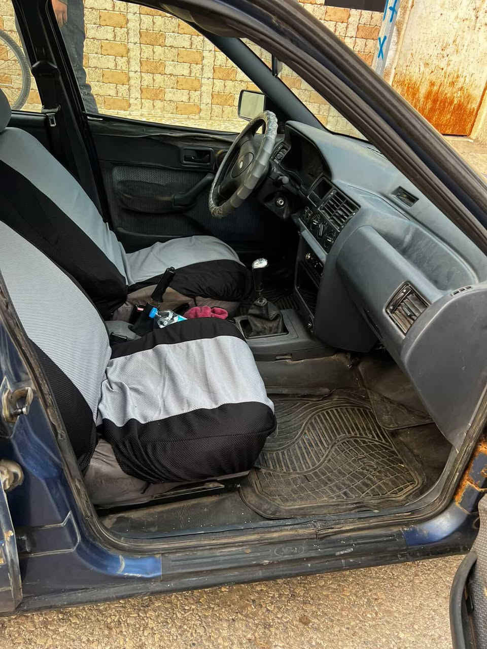 لبيع. او مراوس فورد اسكورت صالون 92 كاربون بانزين رقم اخضر سنويه  بيضا مكينة و كير شرط. شرط التحويل مكاني موصل السعر 15وبيها مجال ***********
