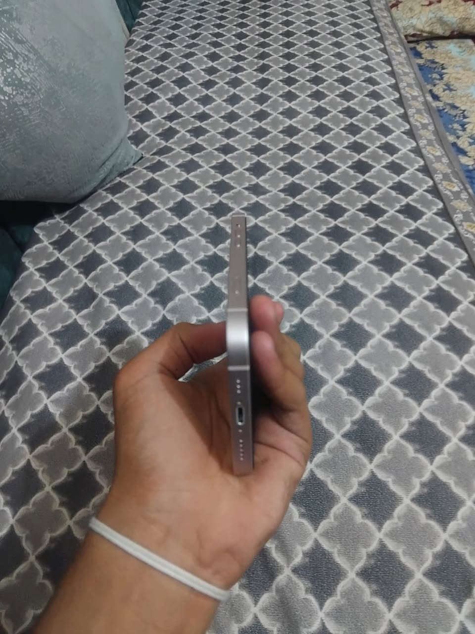 ايفون13 عادي الجهاز عربي شرق اوسط الجهاز ماستر لون الوردي المميز بطاريه89بلادي الجهاز مكفول من كل شي السعر 625وبي مجال العنوان العبيدي اتصال ***********

