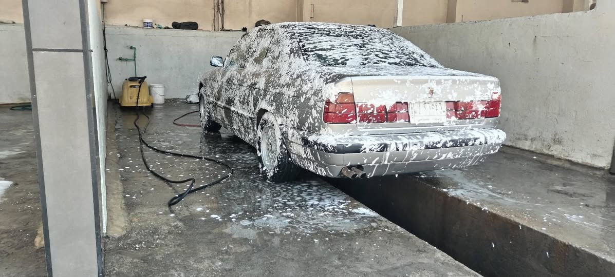 سلام عليكم شباب بي ام للبيع موديل 1991 الحجم 525 محرك مفتوح رقم واسط وحالياً بالبصره وراعيه بالكوت وعندي وكاله عامه الي حق التحويل تجي تاخذ السياره وين مايعجبك احولك اللي ياخذ السياره شرط من الشروط يحول مباشر السعر 55 وبيها مجال بسيط السياره بالبصره السياره مكفوله من الحادث والضربه سنويه ساقطه صار سنه عدل وباقي التفاصيل خاص وهذ رقمي *********** واتساب او اتصال على الخط ***********
