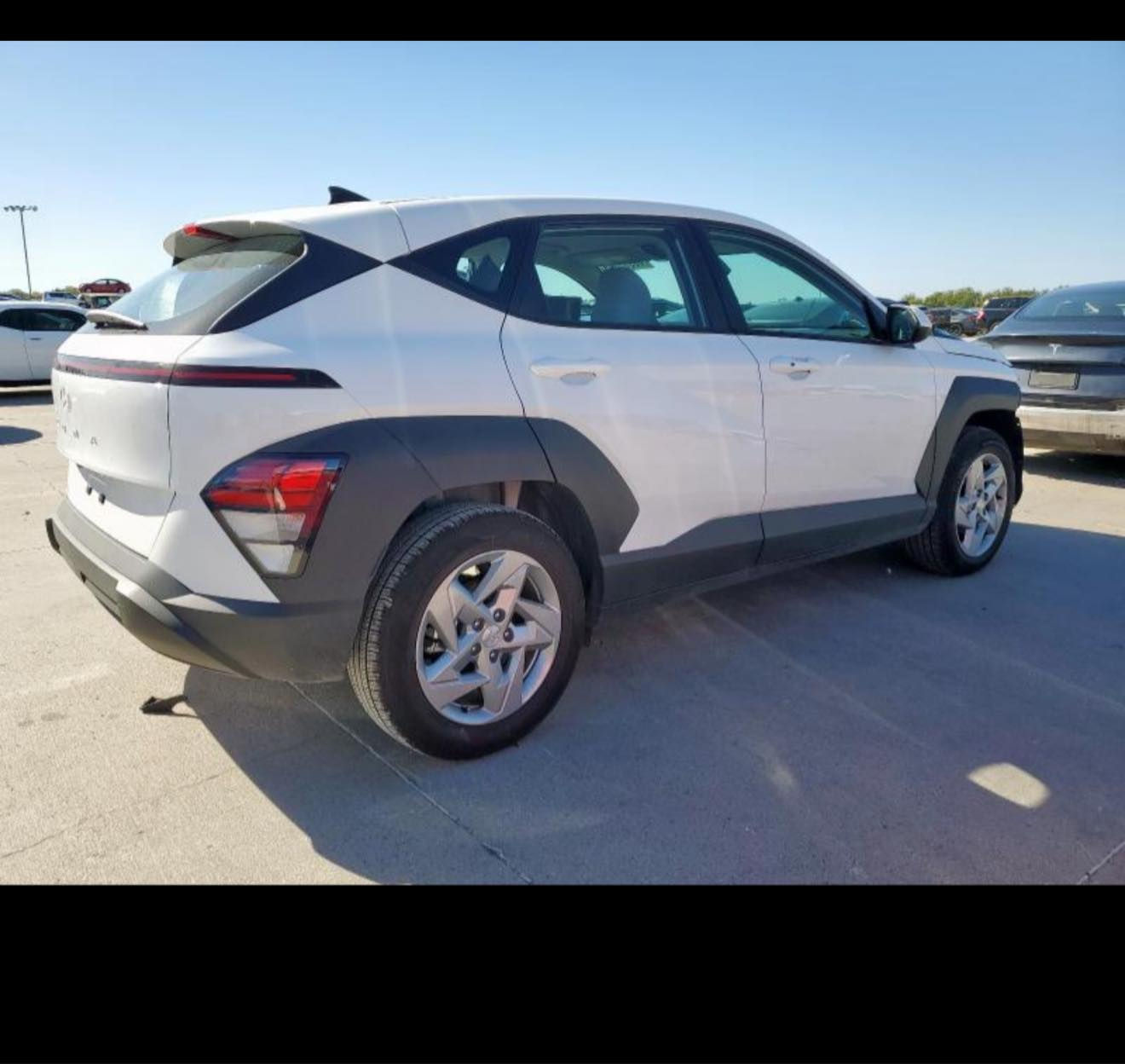 كونا 2025 
نص مواصفات 
ماشية 3000 mi 
السياره بالحره  عمان 
ترهم كتاب شهداء 
حادثهة موضح بالصور وغراضها اجتي وياهة 
بدون ايرباك 
بصمه 
شاشة متصل 
داخل ابيض ملكي 
*********** 
متوفر واتساب
