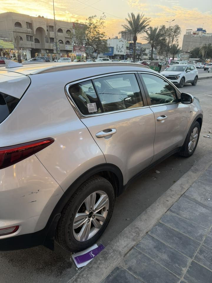 السلام عليكم 
كيا سبورتج للبيع موديل 2017 , فقط بنيد مبدل بيها والسونار مرفق بالمنشور 
المواصفات 
شاشة ، كاميرا ، كشنات تدفئة ، درايف مود ، نزول منحدرات ، كروس مثبت سرعة تحكمات ستيرن ، مانع انزلاق 
فقط الحرك ينقص 
السعر ١٤٢$ وبيها مجال 
رقم الهاتف ***********
