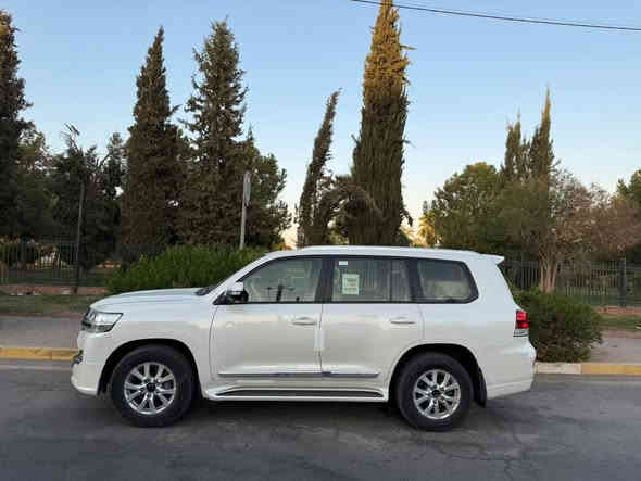 لاندكروزر موديل 2018 بيها ركن الدعاميه الخلفيه كلير فقط محدده بالصور ولباقي بشرط الفحص سياره جديده.. مواصفات 6 سلندر جلد 8 ايرباك 2 كشهن كهربائي شاشه . شاحن لاسلكي سلايد تشغيل عن بعد . سياره فول مواصفات .فحص هزه تجديد سنويه كله جديد بسمي . طقم تاير جديد متصرف عليها سنت تريد تحويل وكاله حاضر اي استفسار ***********
