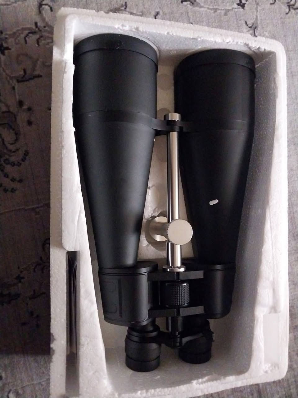 باله اوربي جديد غير مستخدم التكبير المتغير (ZOOM) يتراوح بين 30x و 260x.
قطر العدسة الشيئية يبلغ 160 ملم.
مجال الرؤية عند تكبير 30x هو 180 قدم لكل 1000 ياردة (60 متر لكل 1000 مترمتاح مناظر فلكي باله اوربي جديد غير مستخدم هذا منظار ميداني (Binoculars). 
- منظار للمراقبات الفلكية والمراقبات البعيدة
- قدرة عالية على جمع الضوء
- يمكن تركيبه مباشرة على الحوامل الثلاثية القياسية بحجم 1/4 بوصة
- مطلي بالكامل متعدد الطبقات / خيط ثلاثي
المواصفات:
مجال الاستخدام:
- علم الفلك
-- النوع: منظار قياسي
المواصفات البصرية:
- التصميم البصري: بورّو
- عدسات LE: نعم
- مادة المنشور: Bak-4
- نوع الطلاء: مطلي بالكامل متعدد الطبقات
- عدسات لمرتدي النظارات: نعم
- شدة الضوء: 16
- عامل الشفق: 40
- التركيز القريب من: 40 م
البيانات التقنية العامة:

- مادة الجسم: ألومنيوم

- أكواب العين: أكواب مطاطية قابلة للطي
- المسافة بين البؤبؤين الأدنى: 57 مم
- المسافة بين البؤبؤين الأقصى: 72 مم
- تسليح الجسم: مطاط/بلاستيك
أغطية الحماية من الغبار:
- للعدسة والعدسة العينية
- قابلة للإزالة بشكل فردي
الأبعاد والأوزان:
- الطول الكلي: 330 مم
- العرض الكلي: 235 مم
- الارتفاع الكلي: 108 مم
0/7/7/2/3/5/0/2/5/7/2


**إذا كنت صاحب هذا الإعلان وتريد حذفه لأي سبب، رجاءا أرسل رسالة إلى الدعم الفني**