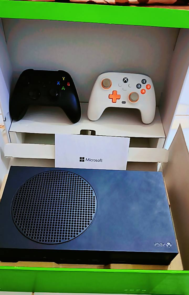 ‏Xbox Series S 2024 (BLACK 1T)  ‏🎮                     ✨للـبـيـع✨
اكسبوكس سريس اس بلاك تيرا مع كامل الملحقات كامـلـة
‏🔹 جويستك اسود الاصلي( وي الجهاز) 
‏🔹 جويستك T7اصلي
... بـطـاريـة🔋شحن (تخلصك من الباتريات) 
‏🔹  ( 850𝑽𝑨 ) UBS 𝑭𝑨𝑳𝑪𝑶𝑵 
‏🔹 حساب بي العاب مملوكة من ضمنهن: 
 𝑹𝒆𝒅 𝑫𝒆𝒂𝒅 𝑹𝒆𝒅𝒆𝒎𝒑𝒕𝒊𝒐𝒏 /1
𝑮𝑻𝑨5.             /2
3/           ( اونلاين) 𝑮𝑻𝑨
4/         كـود

ملاحظة‏📍: الجهاز نظيف مامستعمل هواي الغراض كلها مامفتوحة ولا مصلحة نهائياً ولا بيهن اي خلل التهيت بالدراسة وعدم فراغ اليدات والاكسبوكس وجميع الغراض تجيك بكارتونتهن ومغلفات ونظيفات

والك الحق تفحص يلة تاخذ 
السعر ‏💰: 620 الف وبي مجال

العنوان‏📍: الديوانية 
اي استفسار خاص او
رقمي ‏📞:        ***********
واتساب: 
***********
