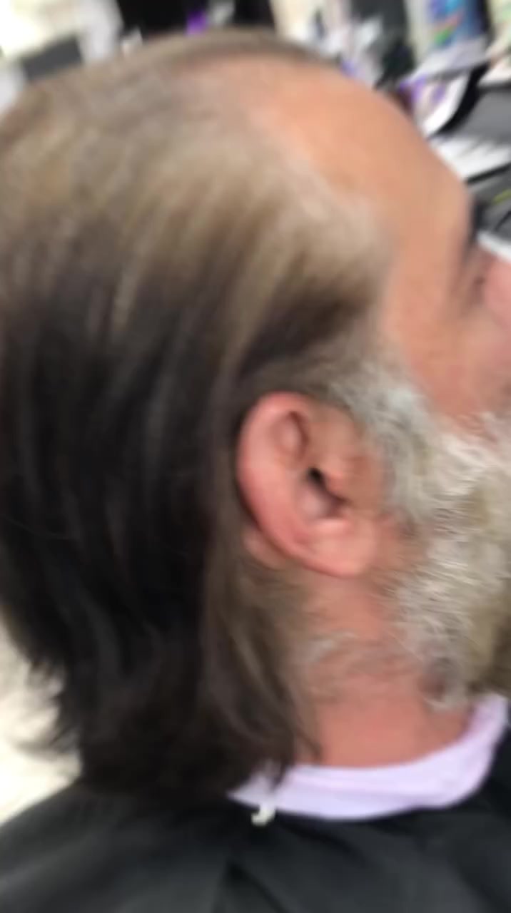 السلام عليكم زبائننا الكرام

أهلاً وسهلاً بيكم وتنورونا ل (حلاقة حيدر الأنيق)

بعد الاتصال برقم الحلاق تشرفونا قبل 3 أيام من يوم العيد لموعد الحلاقه بسبب الزخم

لعدم إحراج الحلاق وتأخير الزبون الكريم في ليلة العيد

مخرج بوابة B-مقابيل جسر المشاة

الرزق الدائم للجميع يارب

وكل عام وأنتم بألف خير

علي الحلاق ***********
