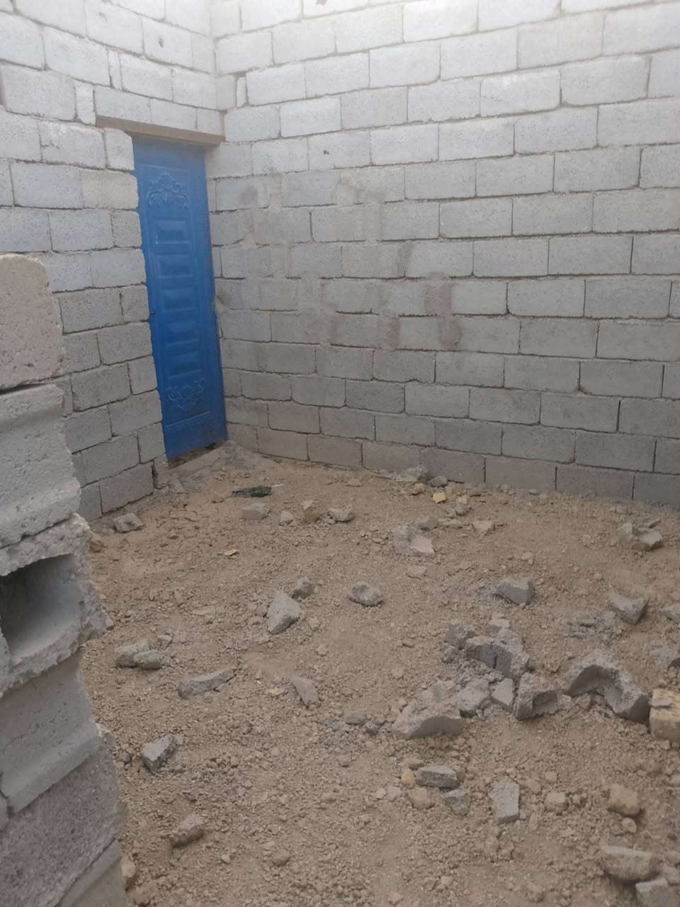 عدي هيكل زراعي وراه لبراز مساحته 150 لسكف وياه 16 شيلمانه وياه دبل طابوك وياه 250 بلوكه كامل بيه غرفه ومطبخ وصاله وصحيات كامل
***********
