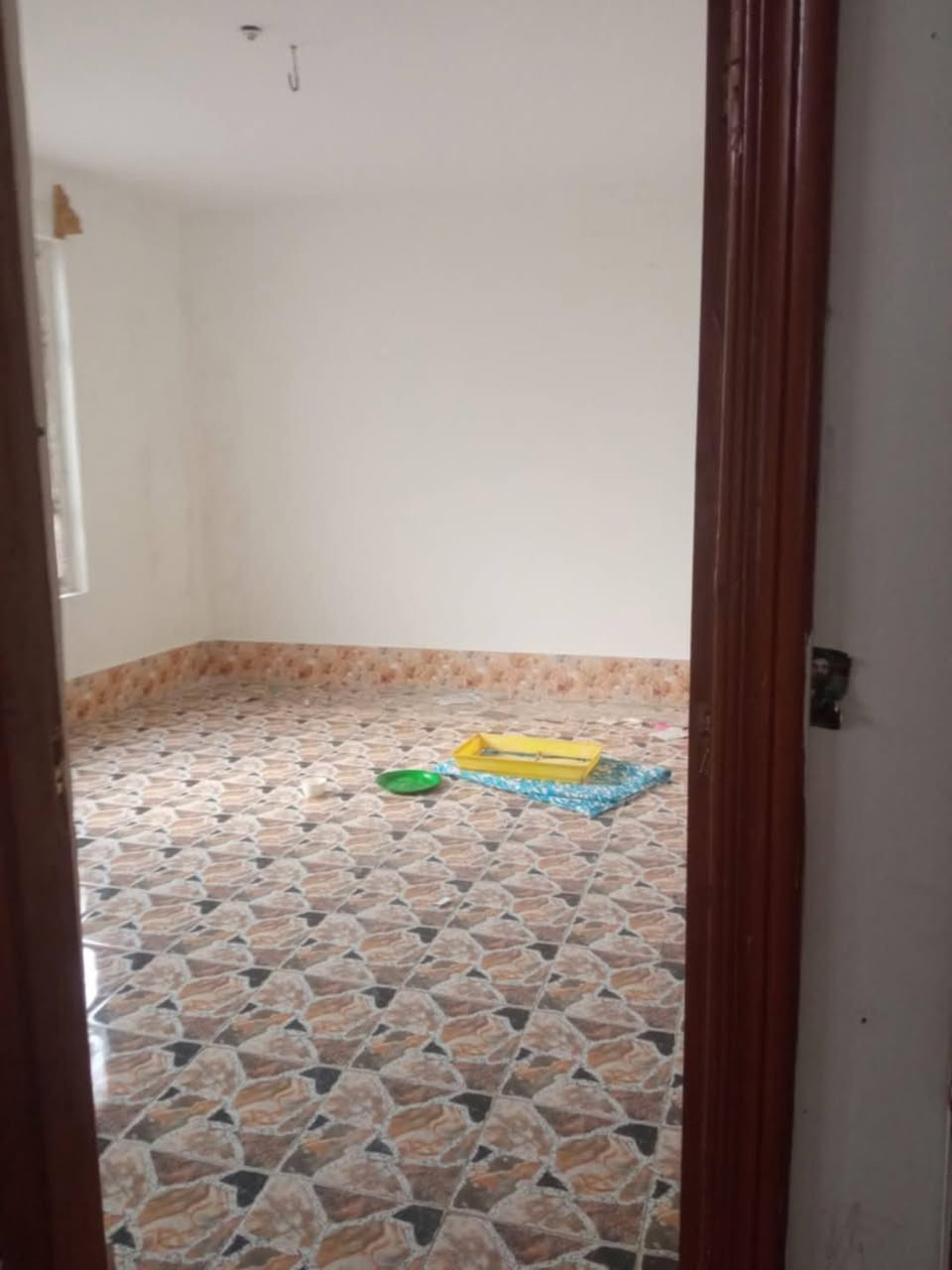 السلام عليكم بيت للبيع مساحته ٢٤٥متر يتكون من غرفتين نوم وصاله واستقبال ومطبخ وصحيات خارجيه وداخليه والبيت كلش نضيف موقعه ابو خستاوي من جهه منصور السماج والسعر خاص ***********
