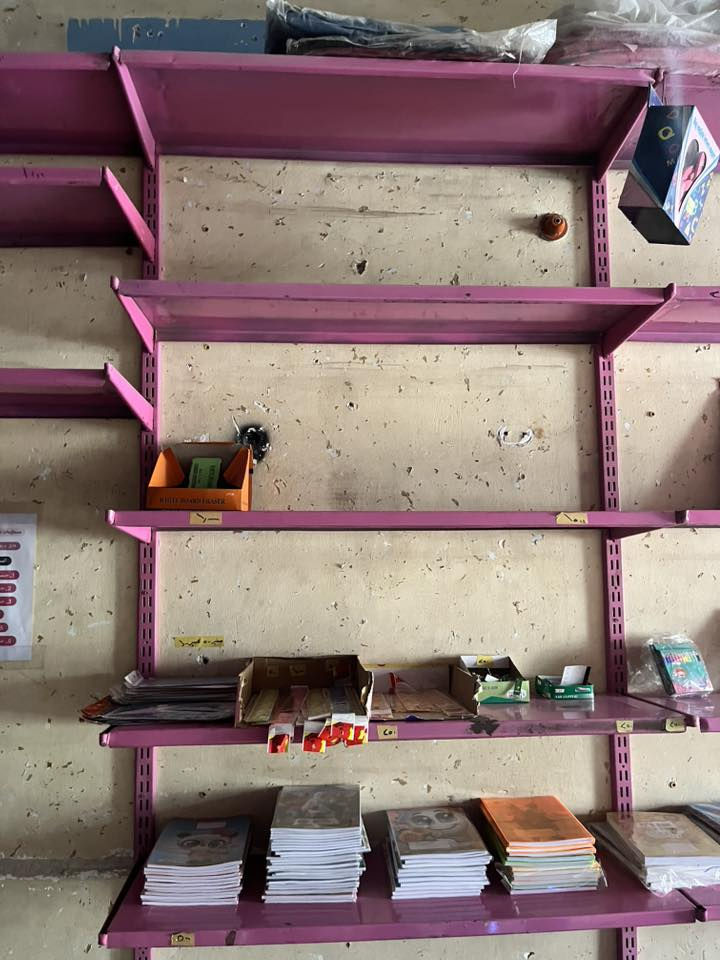 السلام عليكم غراض محل للبيع 

رفوف جدارية عدد 49 رف مع 13 سجة لون وردية نضيفات كلش جدد يتحمل وزن ثقيل 

ميز حديد ارتفاع متر خانتين عرض 40 سم وطول 2 متر
 
ميز حديد ارتفاع 60 عرض مترة طول 2 متر عدد 2 
مصبوغات ابيض 

جام خانة ارتفاع متر طول مترين عرض 40 سم 

رف خشب مربع مترين جداري 

رفوف حديد عدد 2 ارتفاع مترين لون رصاصي 

ميز خشب جرارات عدد 4 ارتفاع متر عرض 60 سم 

مع وجود لوازم مدرسة جنط كتب اقلام دفاتر 
فايلات مداليات 
كلشي موجود بآسعار الجملة تصفية 

للستفسار ***********
واتساب او اتصال موجود

مكاني بغداد العبيدي
