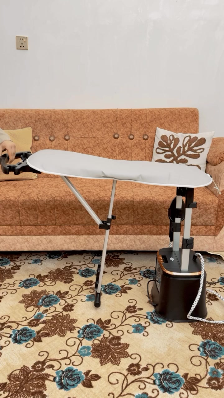 جهاز كوي بخاري 2×1 (ستاند ومنضدي) امبليوم 1950 واط – خزان 2.2 لتر

الاستخدامات:

كيّ الملابس بالبخار بشكل عمودي على الستاند.

استخدامه كمنضدي (طاولة كي) للكيّ التقليدي.

مناسب للقمصان، الفساتين، البدلات، الستائر والمفروشات.

إزالة التجاعيد بسرعة دون الحاجة لمكواة ثقيلة.

مثالي للاستخدام المنزلي اليومي.

المميزات:

قدرة كهربائية عالية: 1950 واط.

تصميم 2 في 1: استخدام ستاند عمودي أو منضدي.

سعة خزان ماء كبيرة: 2.2 لتر.

معدل ضخ بخار: 30 غرامدقيقة.

وقت تشغيل يصل إلى 70 دقيقة.

تحكم بثلاث مستويات بخار (Level 3).

تسخين سريع مع مؤشر ضوئي.

لوح كي مدمج قابل للطي.

عمود قابل للتعديل بالارتفاع.

رأس بخار واسع لتوزيع أفضل.

قاعدة ثابتة مانعة للانزلاق.

ملحقات إضافية: فرشاة بخار + قفاز حماية.

ضمان سنة من تاريخ الشراء

محتويات الصندوق:

جهاز الكي البخاري مع القاعدة.

لوح كي مدمج.

رأس بخار.

فرشاة بخار.

قفاز حماية.

دليل استخدام.

كارت ضمان.

الملاحظات:

قياس الكارتون: 41 × 28 × 41 سم.

يعمل على كهرباء 220–240V.

يفضل استخدام ماء نقي لتقليل التكلس.

ضمان سنة حسب الشركة المصنعة.


**إذا كنت صاحب هذا الإعلان وتريد حذفه لأي سبب، رجاءا أرسل رسالة إلى الدعم الفني**