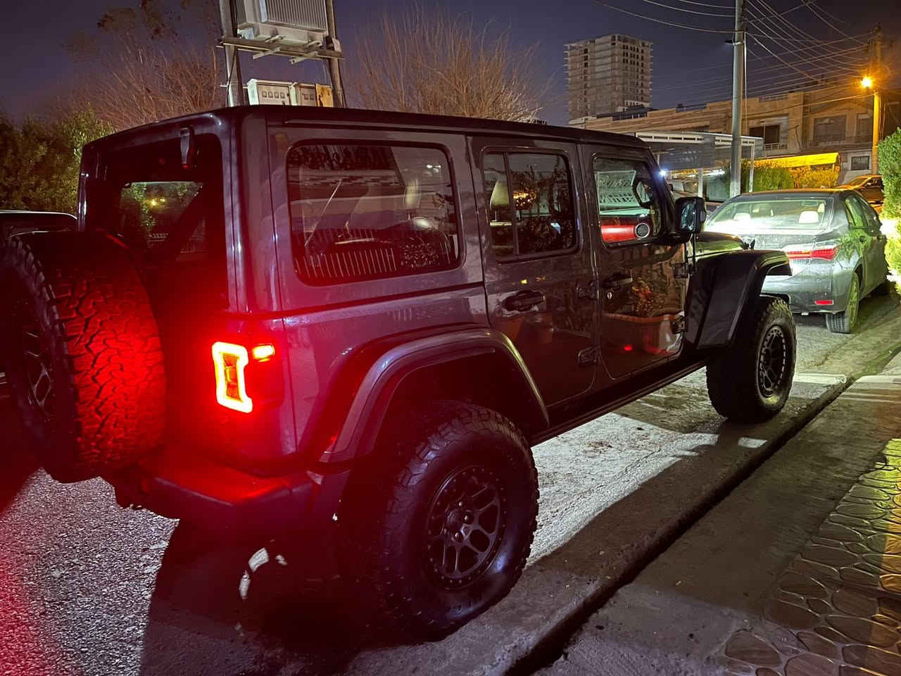 جيب رانگلر موديل 2021 فئة ريبيكون ومحدث كامل تحديث 392 محرك v4  2.0T فورويل  كير اوتوماتك 
 ((السياره كلين  كلشي ع الفحص السيارة تحديث كامل و جماليات و كماليات السيارة معلايه و تايرات و وياله مميز 
سقف كامل تنفتح بانوراما مكشوف ومحرك و كير و كهربائيات و اكسل و كلشي بشرط الفحص برغي ممفتوح

السعر 275 ( ترهم مراوس حسب القناعه ) 

الرقم مو ويه السياره انطي غير رقم للمشتري 
عنوان السياره بغداد    
.
***********
