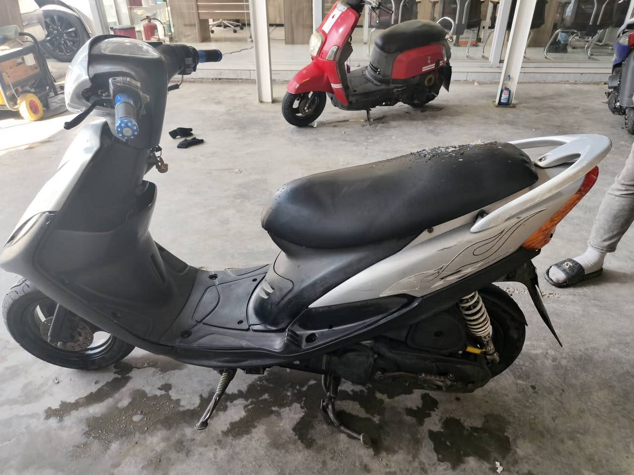 السلام عليكم ماكس عدلة النضافه شوفت عينك كهربائيات شغاله نكرة سلف هندر مكاني مقابيل ملعب المدينة السعر ٥٠٠ وبيها مجال ***********
