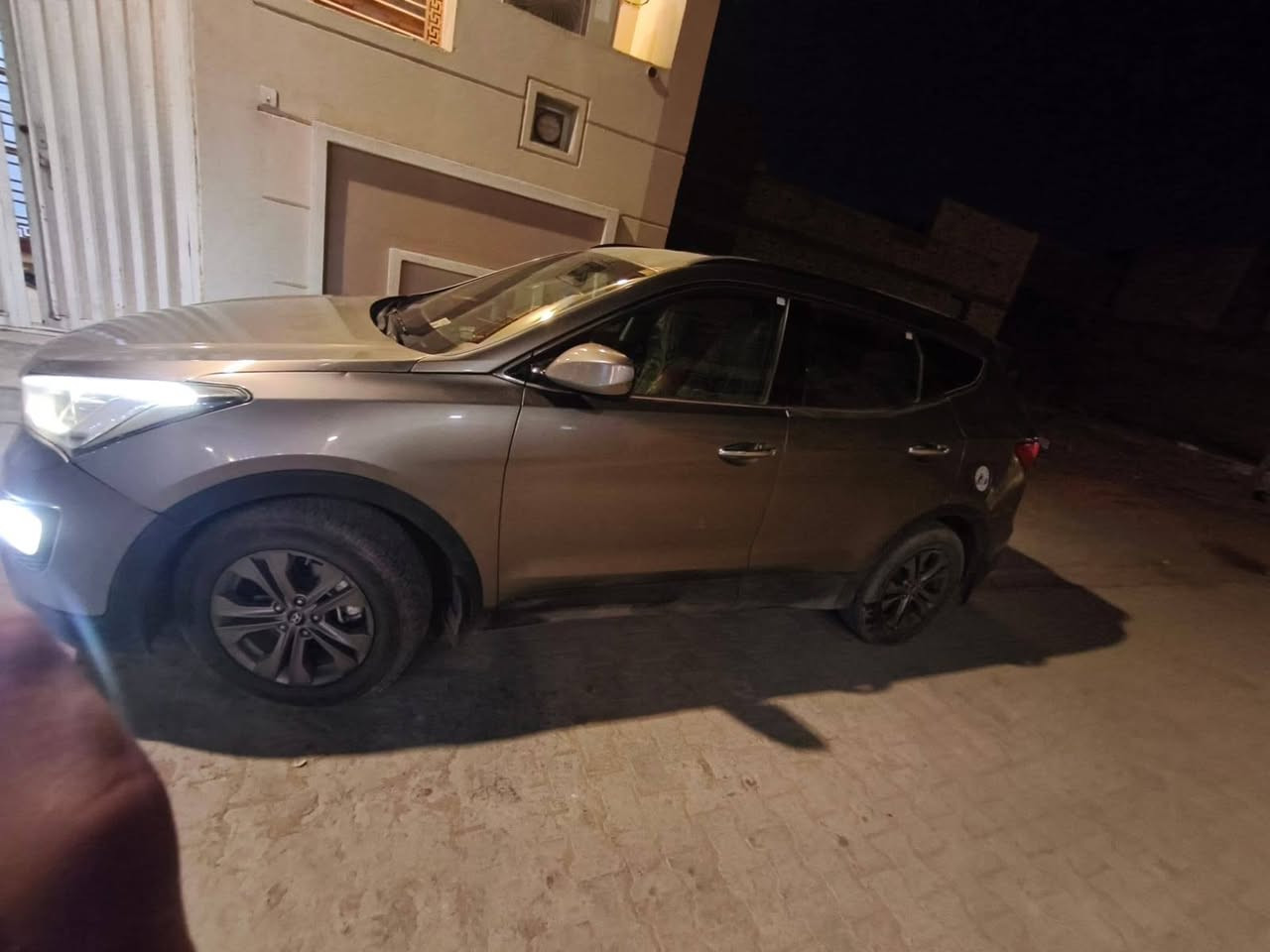 هونداي سنتافي موديل 2014 وارد امريكي اربعه سلندر 2400gdi تخم تاير جديد حداديه جديده مكينه كير تبريد خير من الله كهربائيات كلها شغاله ونعمه من الله رقم بصره جديد سنويتها تنتهي بشهر الواحد 2026 وبيها بعد هواي مواصفات معروفه
ملاحظه / السياره مبدل بنيد وجاملغ ايمن فقط لاغير وبيها رشات صبغ عن الجراد 
راعيها موجود 
هاتف ***********
