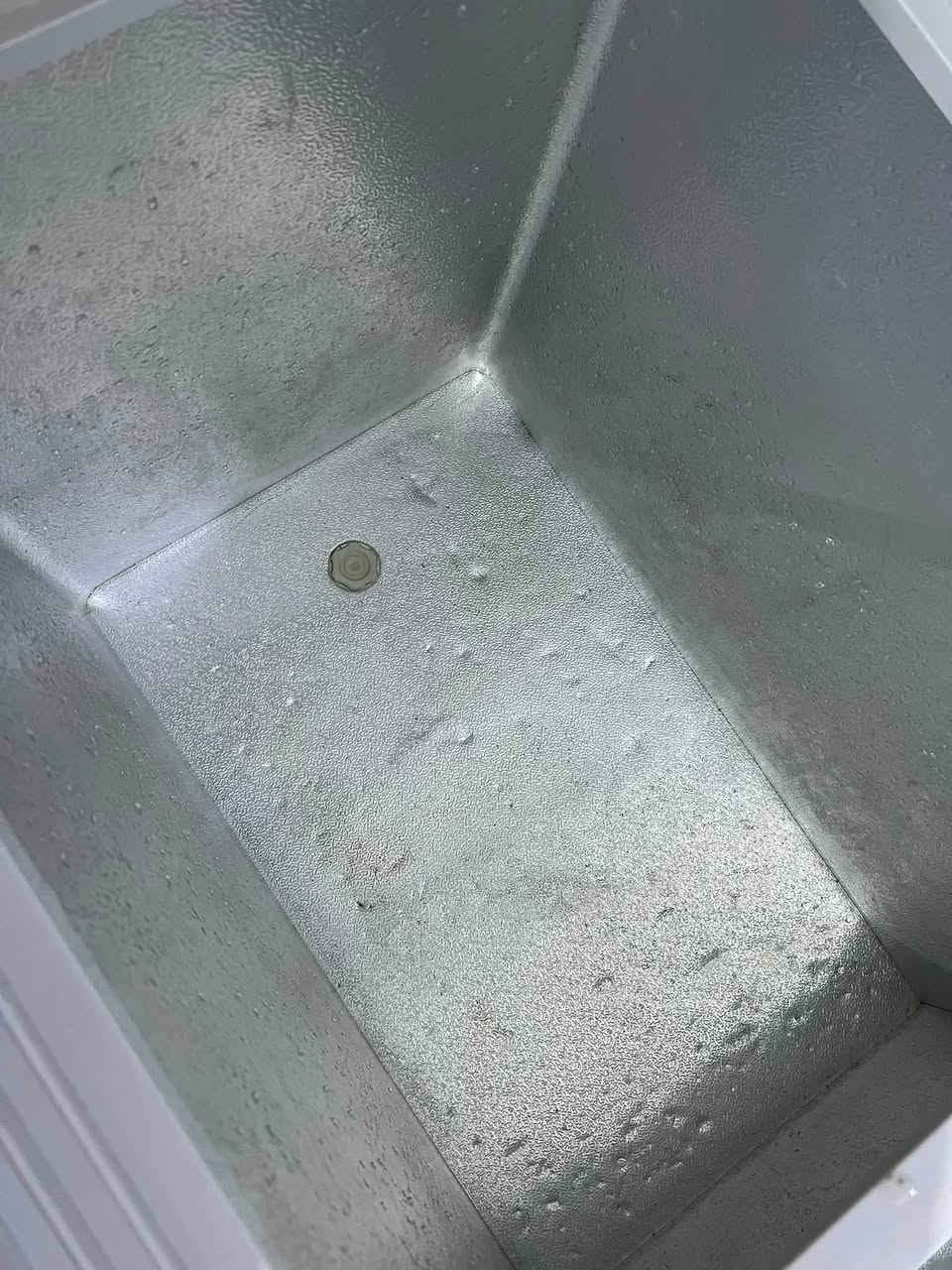 مجمده للبيع استخدامها منزلي وشغاله 100‎%‎ على الفحص وممفتوح برغي منها السعر 125 وبيها مجال بسيط 
***********

