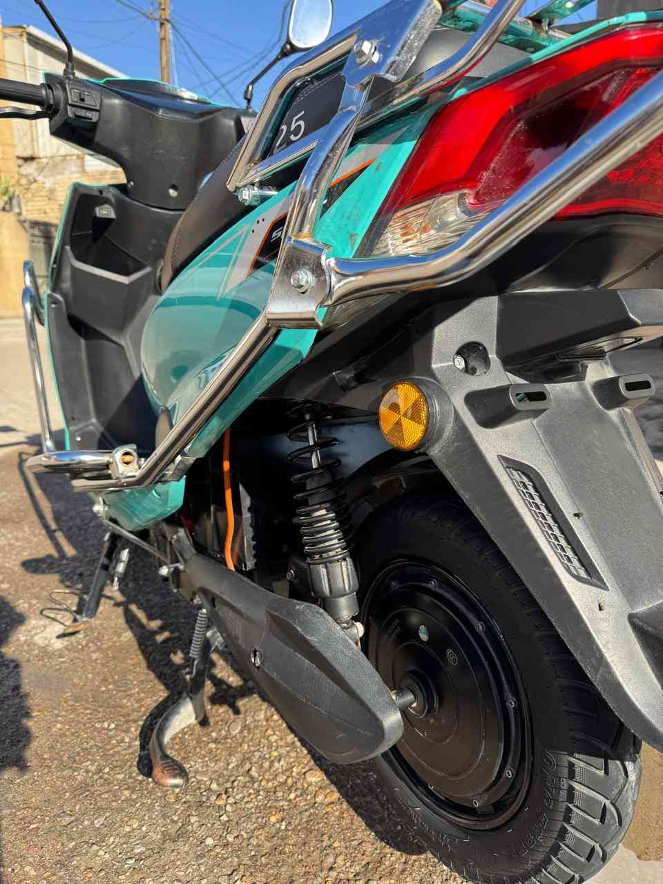 دراجه شحن 2025 للبيع لون مميز خمس بطاريات 🔋 حالتها ممتازة ومابيها نقص بيها شغله بسيطه جداً 
تايرات جديدة 🆕 
لايت زينون ثلجي ❄️ 
إشارة يمين يسار شغالة ✔️ 
مرايات جديدة 🆕  / السعر : 550 وبيها مجال للشراي 
الدراجه خير من الله بالعافية على الي ياخذها 
المكان / بغداد حي الجهاد / الرفاق 
للاستفسار / ***********
***********
