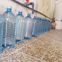 قارورة مياه • مياه مصفيه • دبة ماء • ماء معبأ • ماء الشرب • قناني ماء