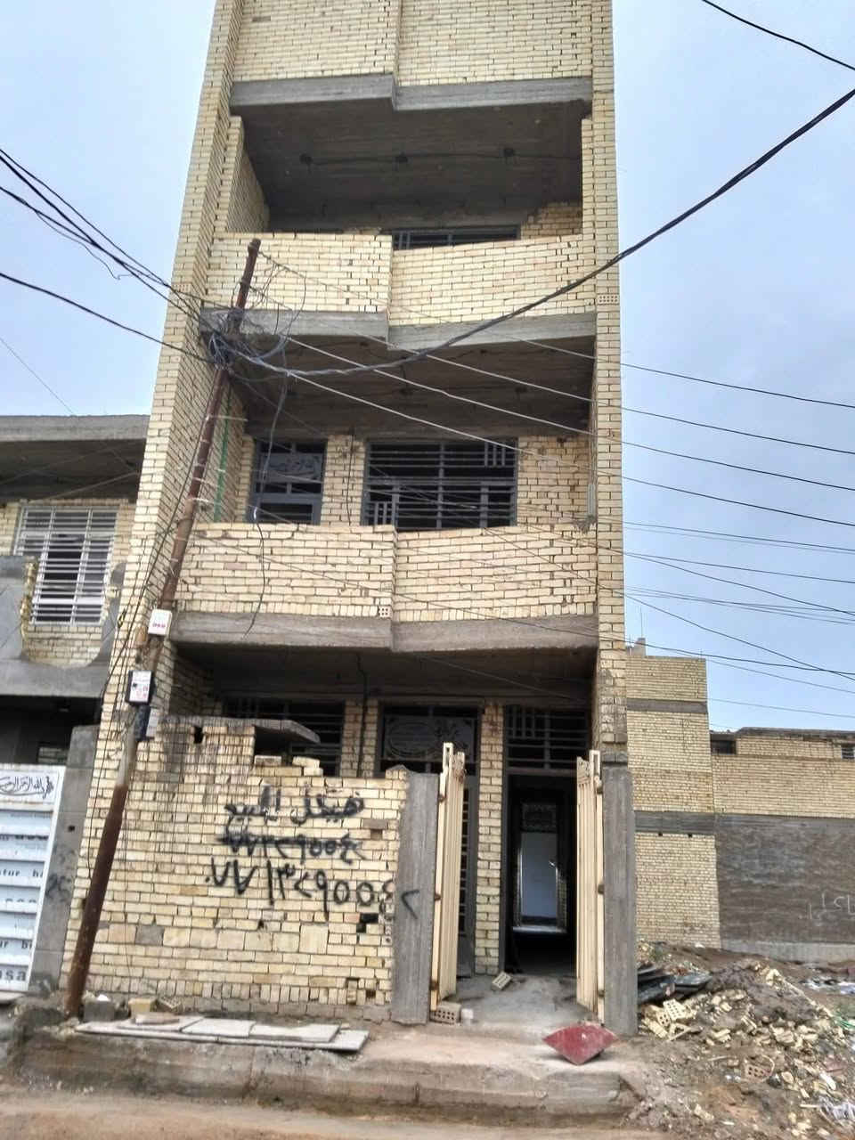 السلام عليكم للبيع بيت مساحه 100 متر بل زراعي مال الامين الثانيه البيت 3طوابق متكون من 5 غرف نوم كامل من مي او مجاري او كهربائيات والطابق الارضي امبيض كله تبليط ابابه كامل ابواب او شبابيك كله الصطح اشتايكر ملاحظه سند 25 أو قريب على مشروع المدارس السعر 115 رقمي التواصل ***********
