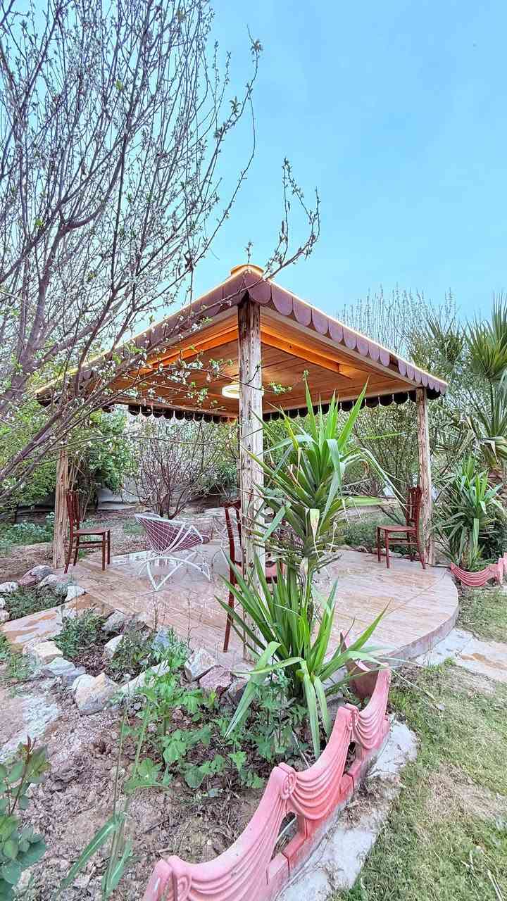 السلام عليكم..☆♤مزرعة  رقم 227♤☆
العاب جميلة ومتنوعه مع بستان فواكة جدا جميلة
زحليكه مراجيح جلسات 
منضدة فيشه العاب اطفال 
مسبحين للكبار والصغار حجم كبير 
غرف نوم وصاله مطبخ مؤثث بالكامل
حدائق باربيكيو جاهز مع تنور 
كراج وجلسات متعددة داخل المزرعة والحدائق 
للحجز واتساب ***********
كل المزارع موثقة شركة المصطفى لسياحة المسابح 
موثقة بتطبيق اجرلي
