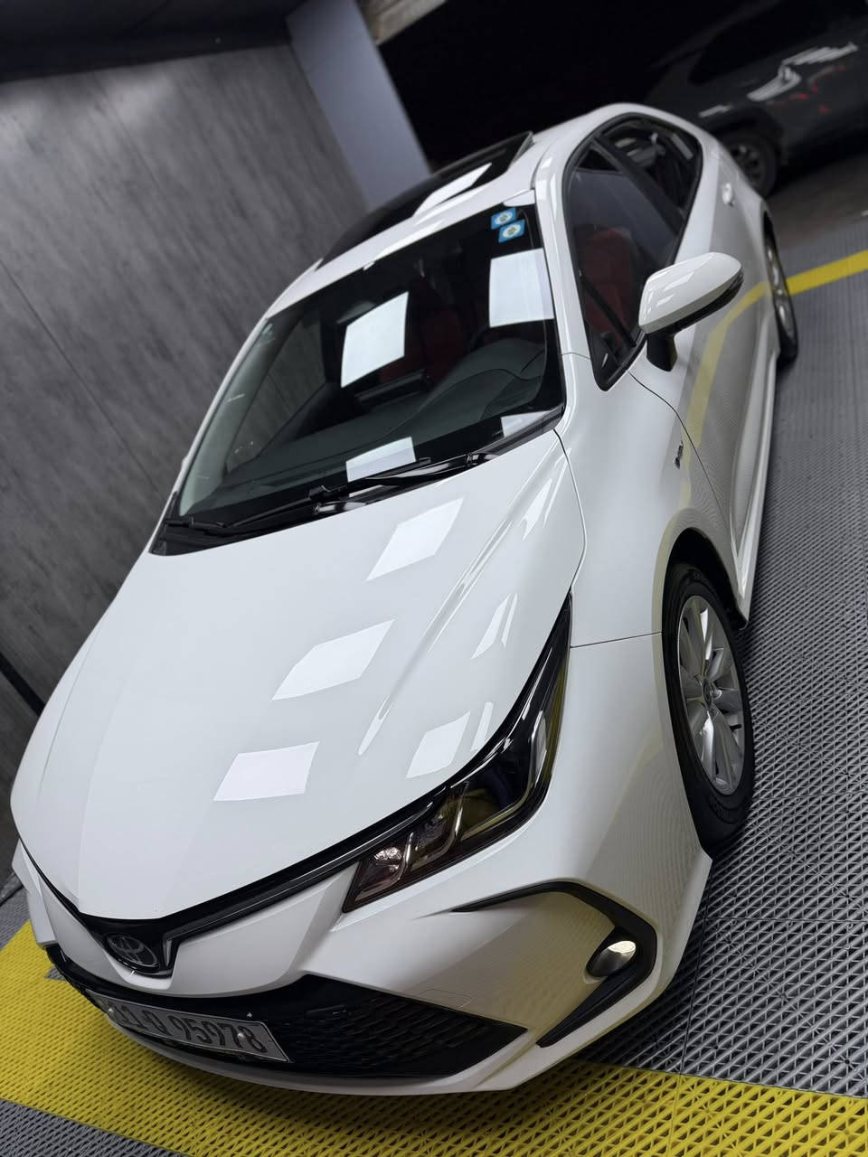 السلام عليكم 
كورلا شكل الخليجي هايبرد وارد صيني 

رقم بغداد باسمي هزه وسنويه وارقام كلها جدد 
موديل 2024 
 
ماشية 22 الف فقط 

(سويجات الشركه + الارضيات كلهن جدد وياها )

فول مواصفات 
جلد لونين 
كشن كهرباء 
سلايد 
بصمه 
تحديد مسار + رادار امامي 
اتو هولد + سايد بريك بصمه

كفالة عامة من كلشي فقط رصعه كلش صغيره بالبنيد ناشر صورتها بالمنشور

رايدها ب154 وبيها مجال  
مكاني بغداد حي الجامعة وهذا رقمي ***********
*********** واتس اب
