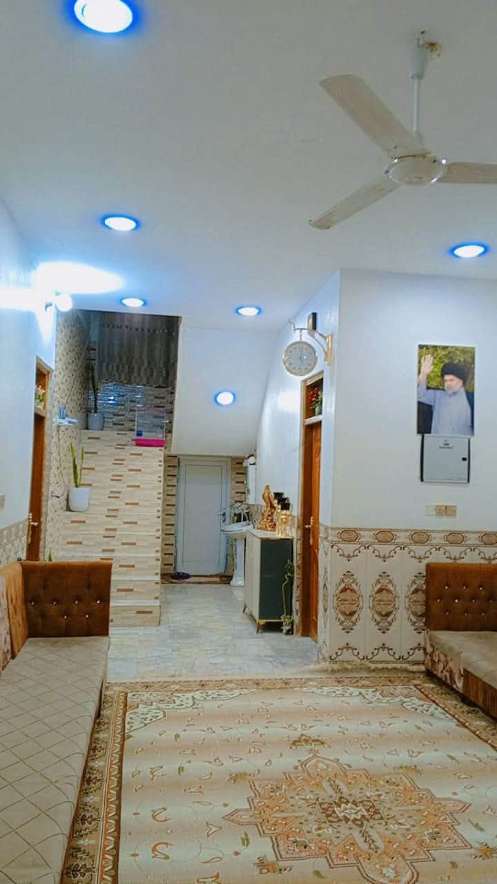بيت للبيع حي الوحده مساحه 180 بناء حديث 
غرفتين وصاله واستقبال ومطبخ …
وجه ع 3شوارع قرب الفلكه الجديده 
***********
***********
