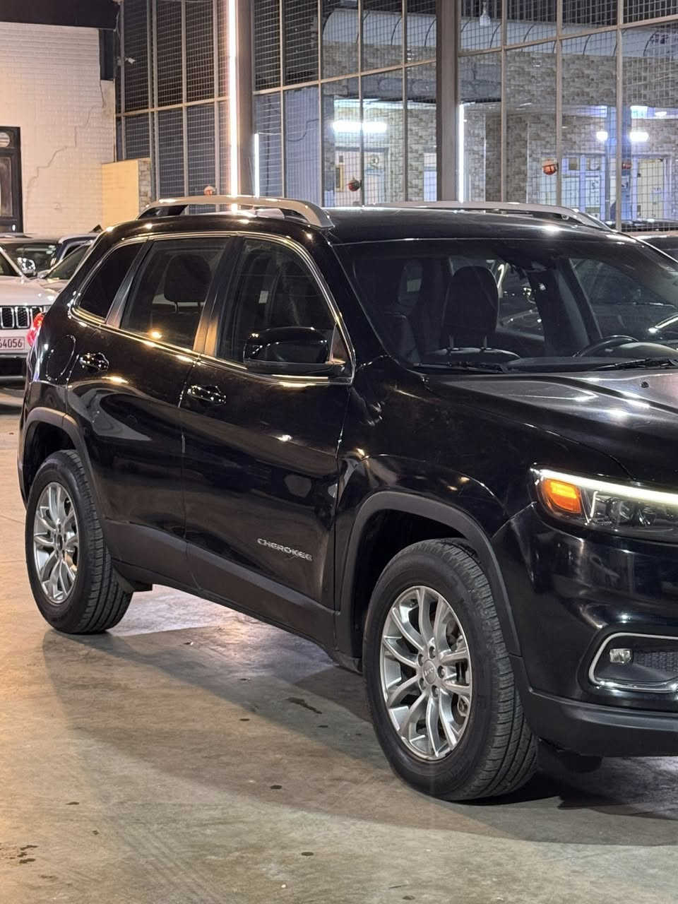 � جيب شيروكي 2021 (بزون)
📍 رقم أربيل
🔧 مكينة3600cc
✅ فول مواصفات 1/1 عدا الفتحة

✨ المواصفات:

 • أبواب بصمة
 • تشغيل عن بعد
 • مقاعد جلد
 • صندوق كهربائي
 • كاميرا 360 درجة
 • حساسات أمامية وخلفية
 • شاشة كبيرة
 • رادارات جانبية
 • نظام قيادة مريح جداً

السعر 155
📌 السيارة نظيفة وجاهزة للفحص
💰 السعر قابل للتفاوض للجادين


**إذا كنت صاحب هذا الإعلان وتريد حذفه لأي سبب، رجاءا أرسل رسالة إلى الدعم الفني**