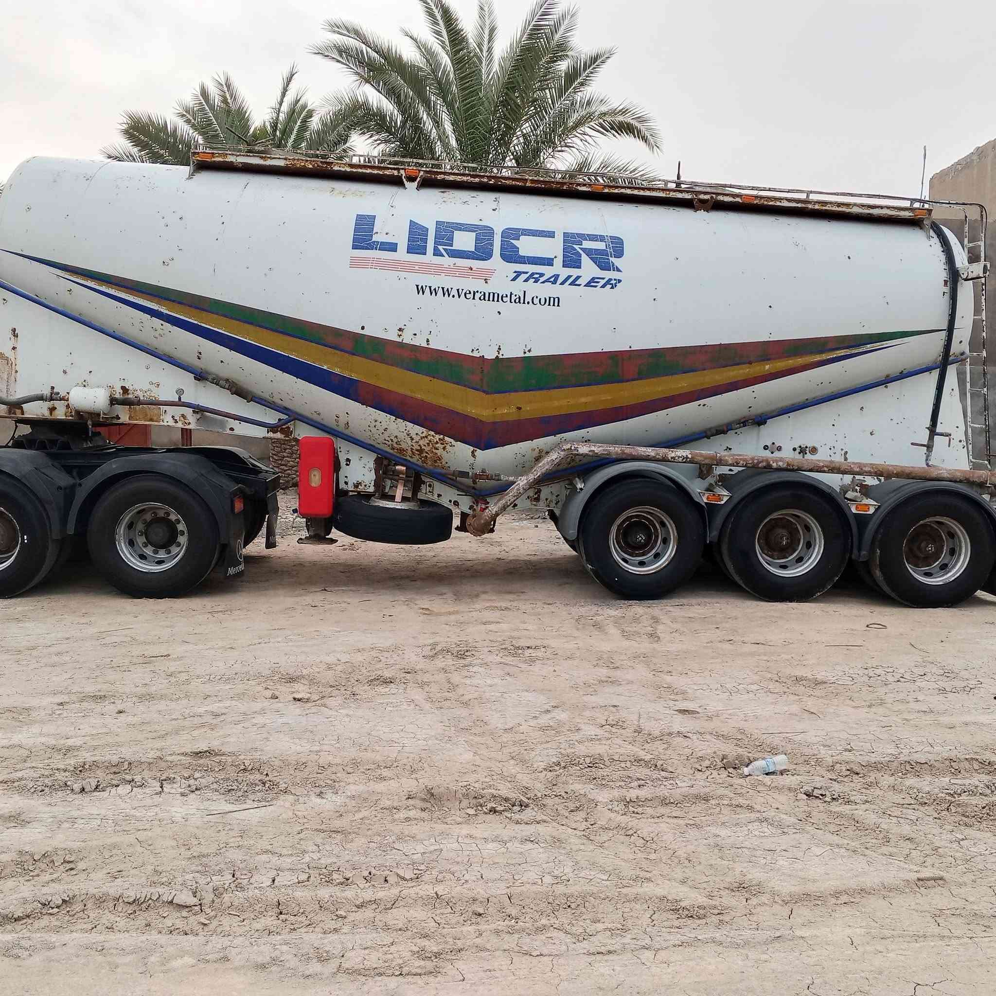للبيع سايلو سبعه يحمل 45 طن 3 دناكير واحد رفاع تخم تاير جاهز للعمل قبقين الاسفسار  النتصال على الرقم ***********
