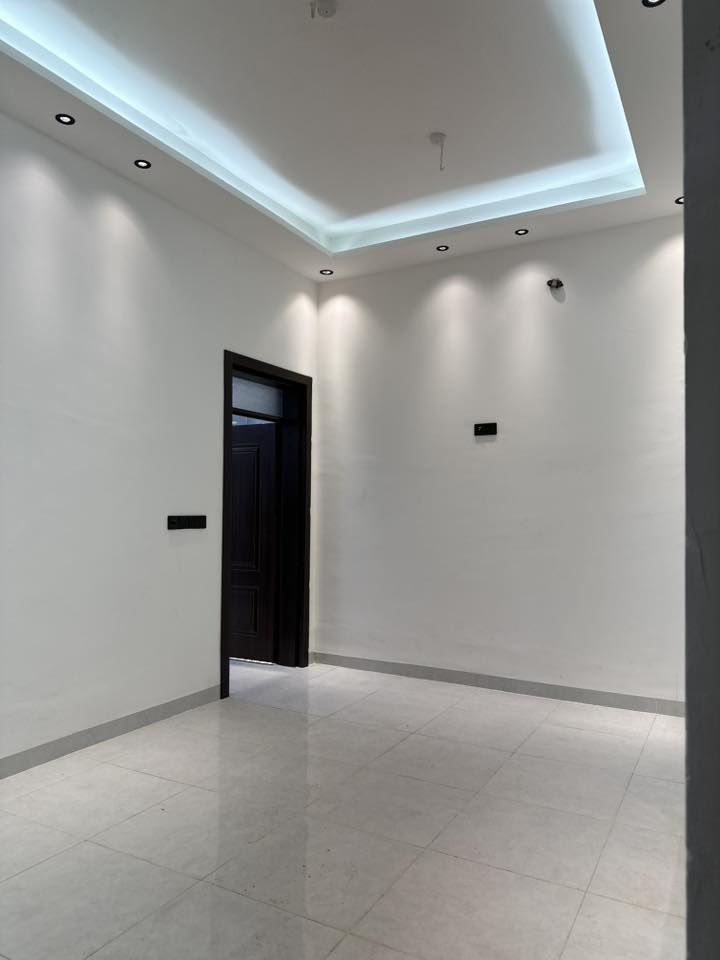 للبيع 
دار٧٠متر ركن مربع طابقين ٣غرف نوم بناء ٢٠٢٥ حي الاطارات كذلك يوجد بطن نفس المواصفات للاتصال***********
