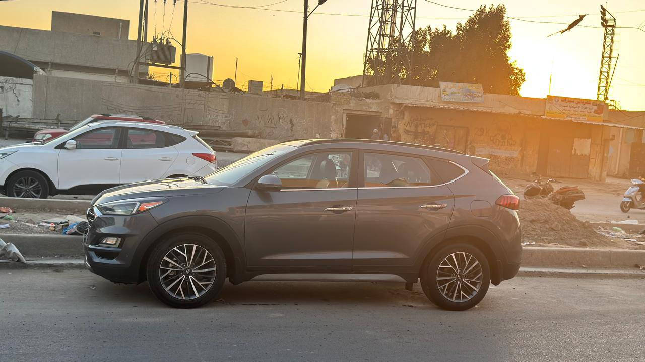 السلام عليكم ورحمة الله وبركاته مكلف بالنشر للبيع توكسان موديل 21 فول مواصفات ماشية 33 ألف حادث جاملغ وباب السائق مصبوغة حزام رقم بغداد دولي تحويل مباشر المكان بغداد م الصدر للاستفسار الاتصال على الرقم ***********
