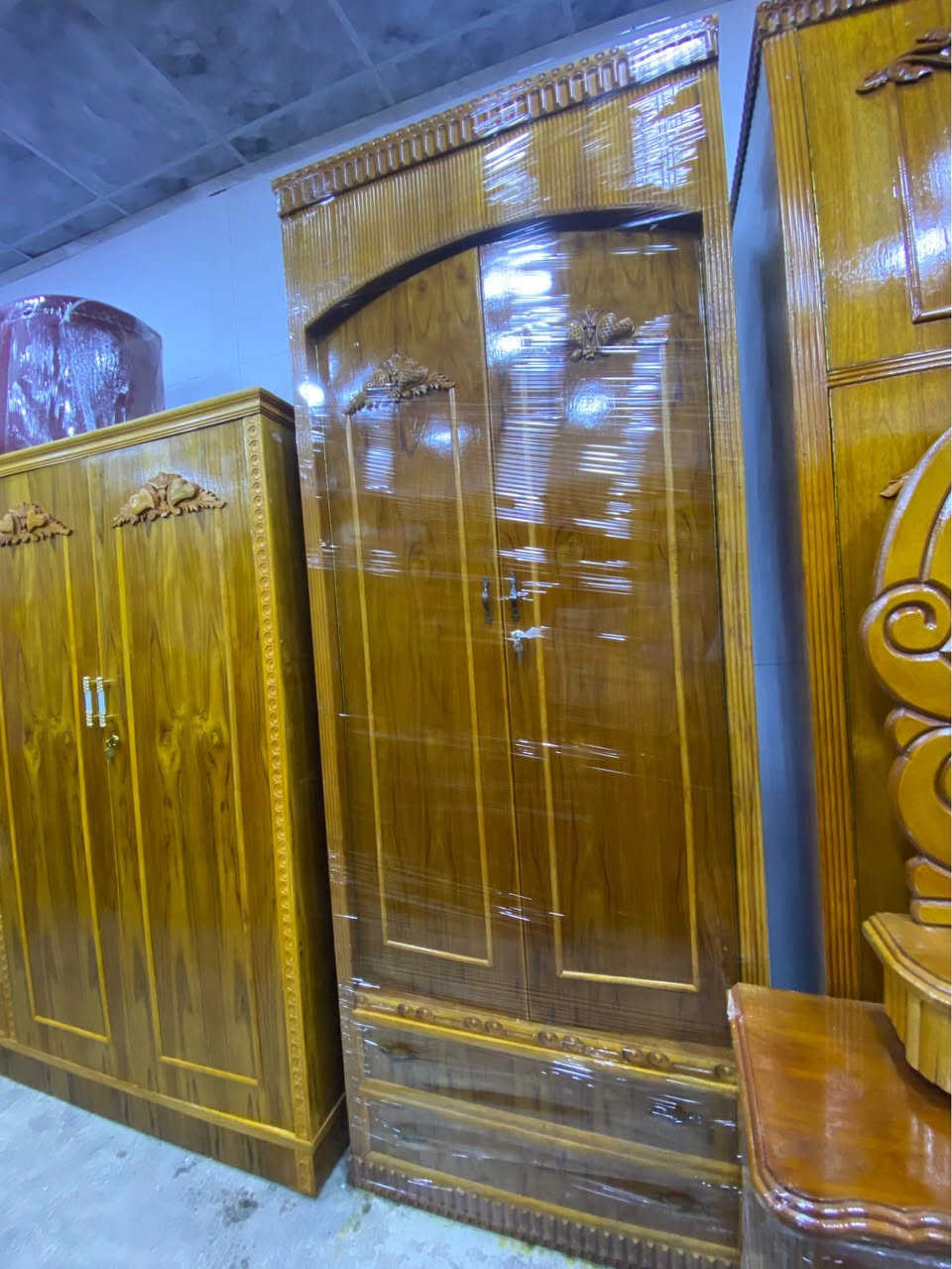 غرفة نوم خمسةً ابواب كعب الغزال مستعملة نظيفة جدا العنوان موصل حي القادسية شارع علي ابن ابي طالب مقابل سايدين ارض النور 
☎️ هاتف *********** موصل, نينوى
