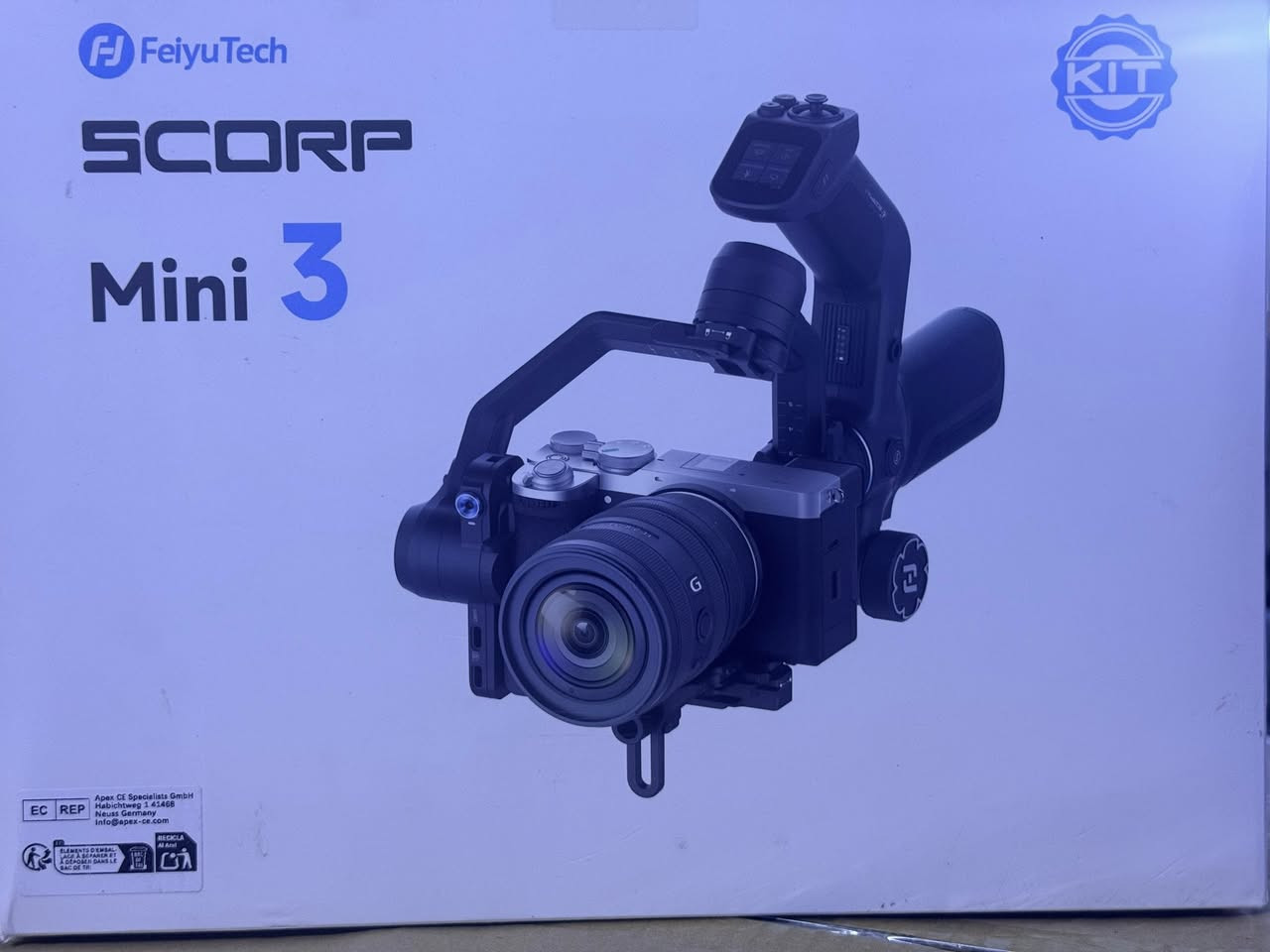 FeiyuTech SCORP Mini 3 Kit، هو مثبت جيمبال (Gimbal) ثلاثي المحاور مصمم للهواتف الذكية وكاميرات الحركة والكاميرات عديمة المرآة. 
التقنية وميزات الذكاء الاصطناعي: يتميز بوحدة تتبع بالذكاء الاصطناعي مدمجة (AI Tracking 4.0) تتيح تتبع الأهداف بحركات بسيطة دون الحاجة إلى تطبيق خارجي، وتصل مسافة التتبع إلى 18 متراً. 
تصميم مريح وشاشة: يأتي بمقبض مريح لتصوير الزوايا المنخفضة والعالية، وشاشة لمس عالية الدقة بحجم 1.3 بوصة لإعدادات سريعة وسهلة. 
التوافق والتبريد: يدعم حمولة تصل إلى 2 كجم، ويحتوي على مروحة تبريد مدمجة لمنع ارتفاع درجة حرارة الهاتف الذكي أثناء التصوير لفترات طويلة. 
البطارية والتحكم: توفر البطارية وقت تشغيل يصل إلى 14 ساعة، ويحتوي على عجلة تحكم سحرية للتحكم الدقيق في دوران المحاور والزووم.  

السعر مع التوصيل.  ٢٣٠ الف


**إذا كنت صاحب هذا الإعلان وتريد حذفه لأي سبب، رجاءا أرسل رسالة إلى الدعم الفني**