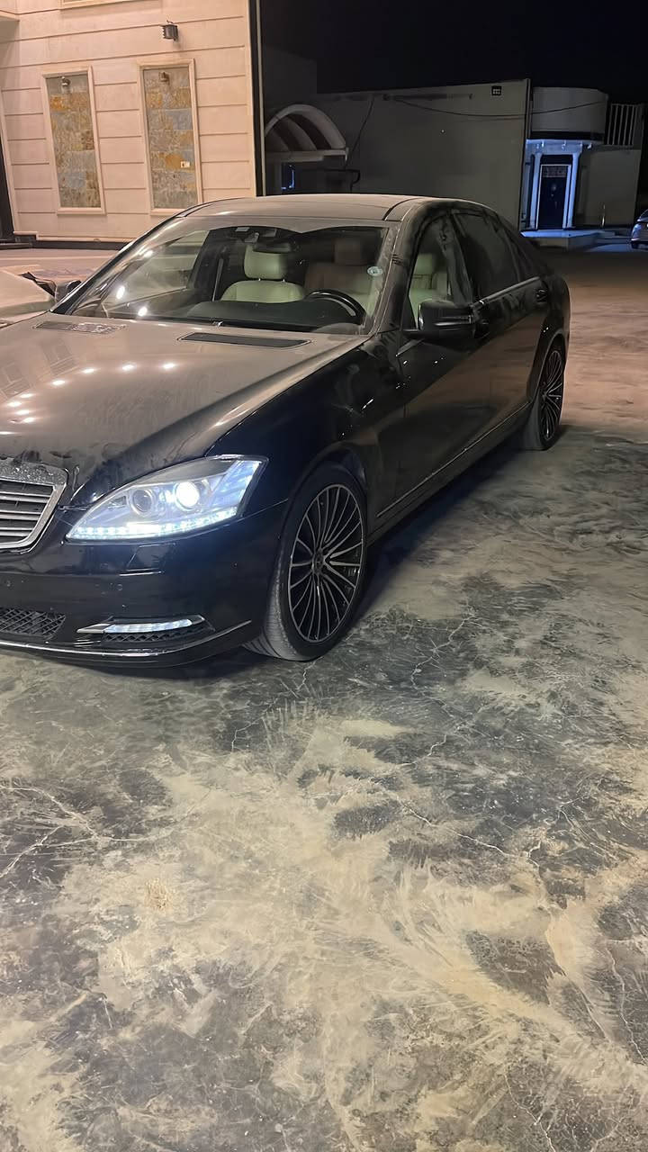 2011 للبيع باب طويل بيه الجاملغ الخلفي صبغ السيارة جديده وحلوه حيل 
السعر ٢١٠ وبيه مجال
***********
