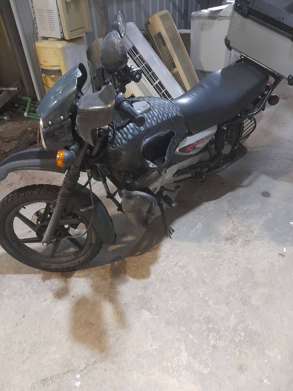 السلام عليكم بوكسر للبيع موديل ٢٠٢٣ مرقم ماشيه ١٩ لون اسود مكينه مكفوله سعرها 2.300   ملونين و٣٠٠ الف مكانها بغداد حي الحامعه ***********
