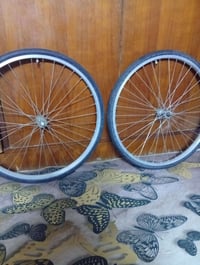 تخم تايرات بايسكل بناتي عدد4 أحد التايرات يحتاجله جوب مع سيبايه 077403...