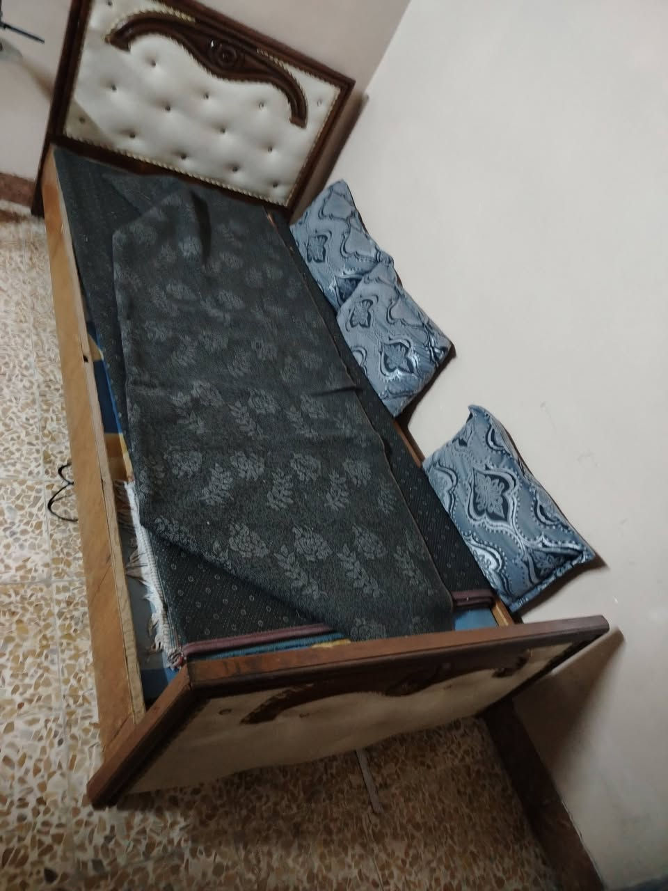 آلَسِلَآمً وٌعٌلَيَکْمً عٌنِدٍيَ تٌخِتٌ لَلَبًيَعٌ شُرطِ آلَنِضآفُهّ مًکْآنِيَ مًوٌصّلَ حًيَ سِوٌمًر آلَسِعٌر 125 وبي مجال الرقم ***********
