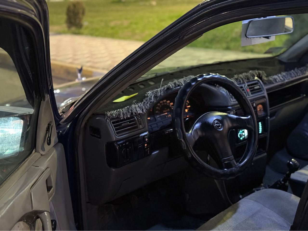 السلام عليكم 
أوبل فكترا موديل 1993 محرك 20 سيارة تبريد بلاد كير محرك كهربائية كلها بالشرط صدر امامي خلفي بالشرط تخم تاير جديد بطاريه جديد رقم أربيل سنوية منتهي سنه دفتر بانزين بيها صاحبها الشرعي بكركوك شرط تحويل سيارة ما بيها تعمير ابد كلها بلادي حته هلال بلادي سيارة حيل ناعمه او حلوه للبيع او المراوس حسب القناعه سعرها 43$ بيها مجال للطيبين اي استفسار خاص او اتصال*********** كركوك, العراق
