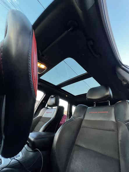 المحرك والأداء
تأتي فئة تريل هوك بمحرك مصمم لتوفير القوة اللازمة للمغامرات على الطرق الوعرة: 
المحرك: محرك V6 بنتاستار® سعة 3.2 لتر.
القوة الحصانية: يولد قوة تبلغ 271 حصانًا عند 6500 دورة في الدقيقة.
عزم الدوران: يبلغ عزم الدوران 239 رطل-قدم عند 4400 دورة في الدقيقة.
ناقل الحركة: مقترن بناقل حركة أوتوماتيكي بـ 9 سرعات.
استهلاك الوقود (المتوسط): يبلغ متوسط استهلاك الوقود حوالي 10.5 كيلومتر/لتر 
قدرات الطرق الوعرة
تم تصميم طراز تريل هوك خصيصًا للتفوق على الطرق الوعرة، ويشمل ذلك الميزات التالية: 
نظام الدفع الرباعي: يتوفر قياسياً بنظام Jeep Active Drive II الذي يتكيف تلقائيًا مع مختلف التضاريس (الطين، الثلج، الرمل، الصخور).
نظام Selec-Terrain®: يتيح للسائق الاختيار بين أنماط قيادة متعددة لتحسين الأداء في الظروف المختلفة.
التعليق: نظام تعليق فريد ومُطوّر خصيصًا لفئة تريل هوك يوفر ثباتًا إضافيًا وارتفاعًا عن الأرض.
قدرة السحب: تصل سعة السحب إلى 2000 رطل (حوالي 907 كيلوغرام).
الزوايا: تتميز السيارة بزوايا اقتراب ومغادرة محسّنة مقارنة بالفئات الأخرى، مع ارتفاع يصل إلى 28 سم عند تفعيل وضعية "الصخور" للمساعدة في اجتياز العوائق. 
التصميم الخارجي والداخلي
التصميم: يتميز بتصميم خارجي محدّث لعام 2019، مع مقدمة وشبكة تهوية معاد تصميمها.
العرض الإجمالي: 74.9 بوصة (حوالي 190 سم).
المقاعد: تتوفر مقاعد جلدية معززة، وغالباً ما تتضمن ميزات مثل التدفئة والتعديل الكهربائي في مواصفات الخليج.
التكنولوجيا: أنظمة سلامة وأمان متقدمة، وشاشة معلومات ترفيهية، وكاميرا خلفية، وحساسات خلفية وأمامية. 
رقم بغداد فول مواصفات وفول نضافة  الاتصال على رقم ***********
السعر 32000
الف دولار
