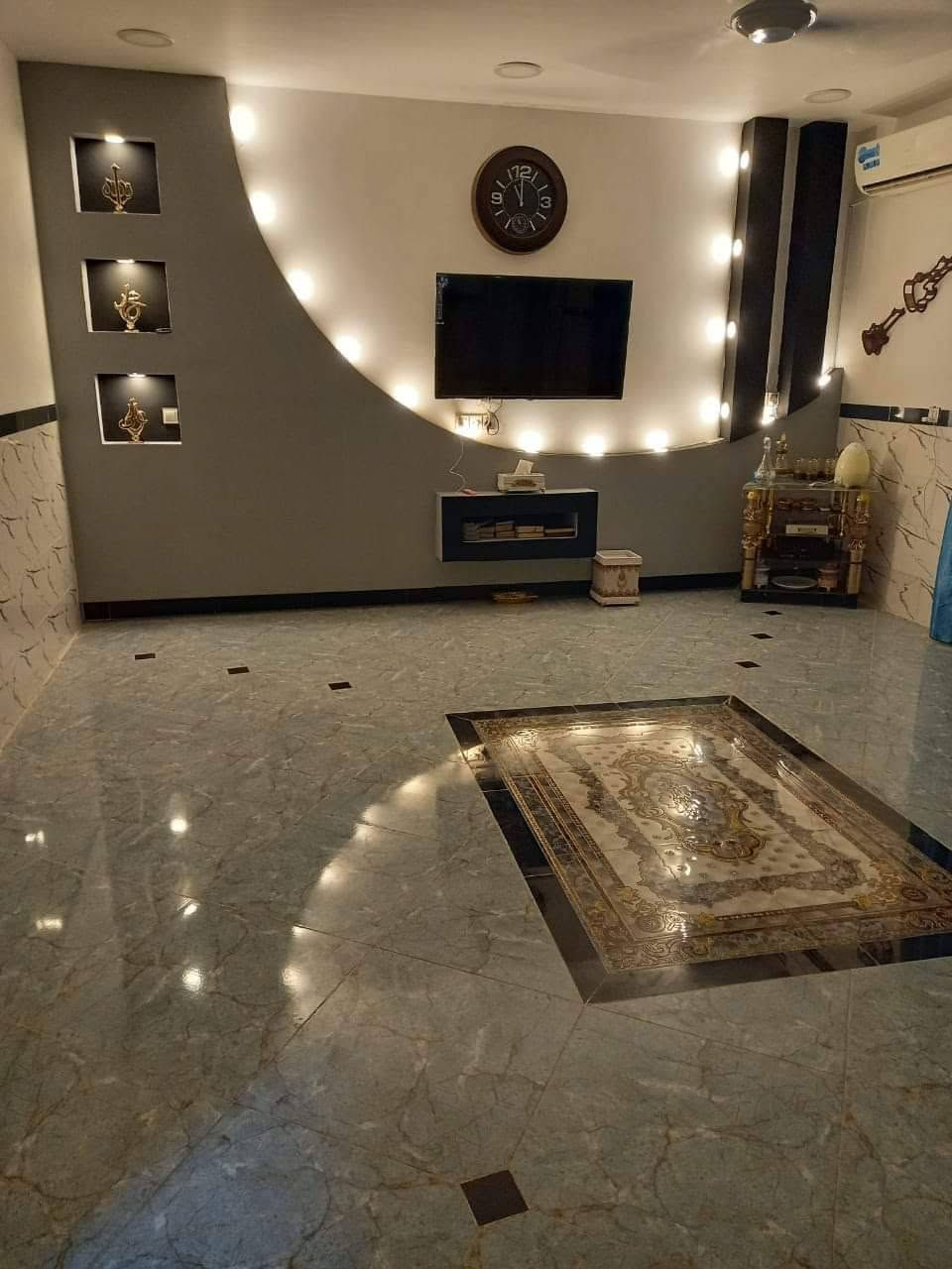 السلام عليكم بيت زراعي 200متر ركن قاطين كله طابوك 4غرف بي 2فوك وحده 10في 5 بيها حمام 2في4 وحده 6في 3ونص بيها بلكونه ع شارع والجوه 4ونص مربع الغرف والصاله مال درج 14في4الخطار 5ونص في 5 حمامات بي غربي شرقي حمام خارجي ترك داير البيت بناء فول الكهرباء كلها بواري واير سحب مو سيمز خدمات كامله مي مجاري تبليط يبعد عن الشارع العام مسافه 300,متر,***********
