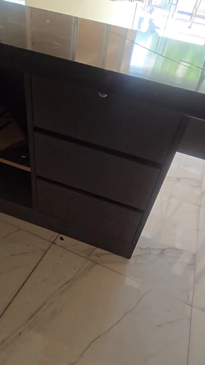 ميز للبيع خشب اصلي وحديد ثقيل جدا وكرسي الطول ١٦٠ والعرض ٧٠
للاستفسار *********** واتساب 
او مراسله خاص 
مكاني ذي قار قضاء الرفاعي
