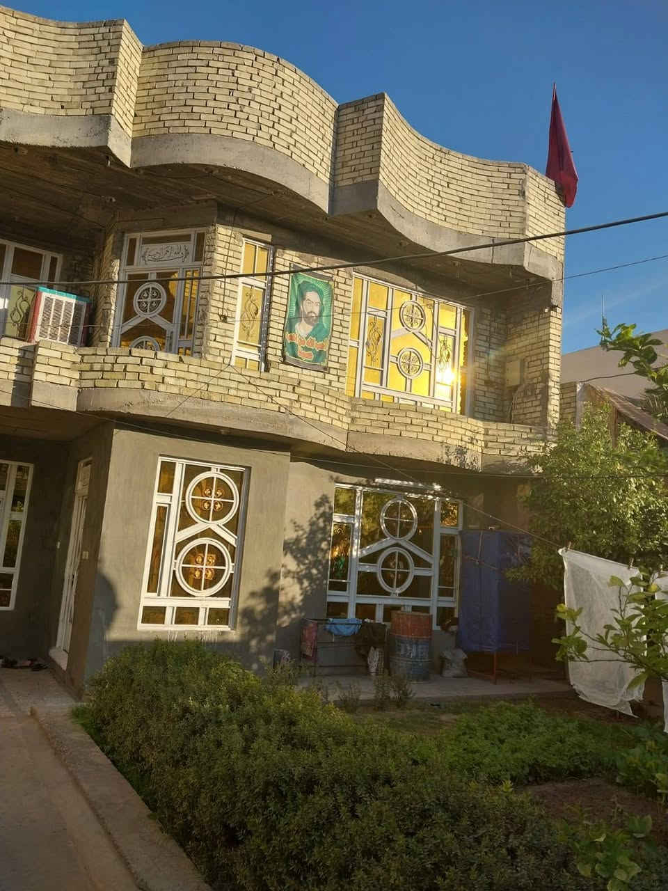 السلام عليكم بيت للبيع طابو صرف المساحه 300م العنوان الرياض شارع 60 طابقين الطابق الأول غرفتين نوم واستقبال وصاله ومطبخ وحديقة  وكراج الطابق الثاني 4غرف نوم و مخزن للتواصل ***********
