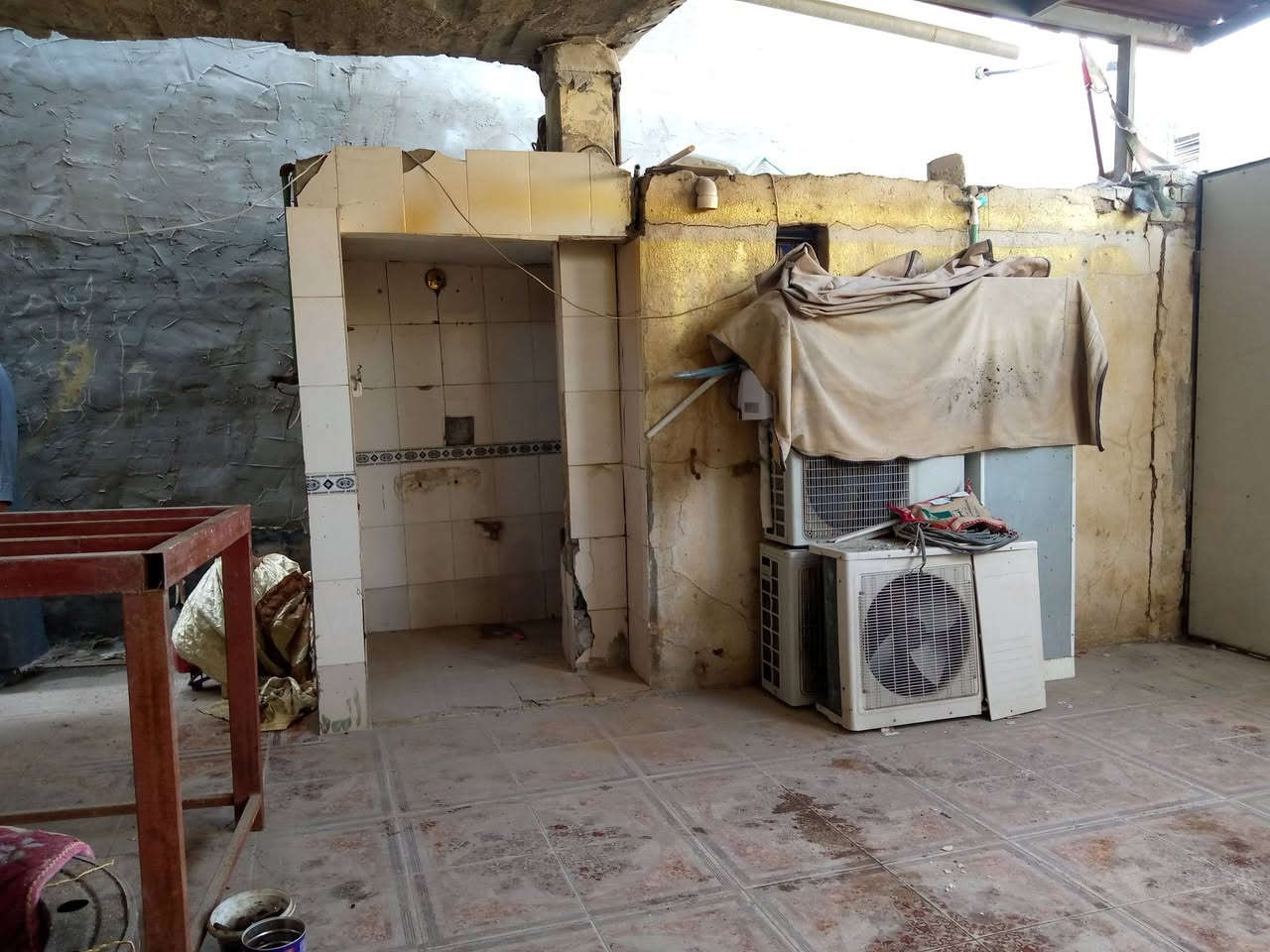 للبيع نص بيت طابو صرف مساحه 165 متر واجهه 8وربع نزال 20 غرفه منام عدد 3 + الطابق الثاني معزول درج وحده هم 3 غرف 
مسلح بناء قديم يصلح للسكن البيت فارغ حاليا عنوان جمعيات اسكان الموانئ قرب شارع الميثاق قرب مدرسه المشاعل 
للاستفسار الاتصال على الرقم ***********
السعر 170 مليون وقابل للتفاوض
