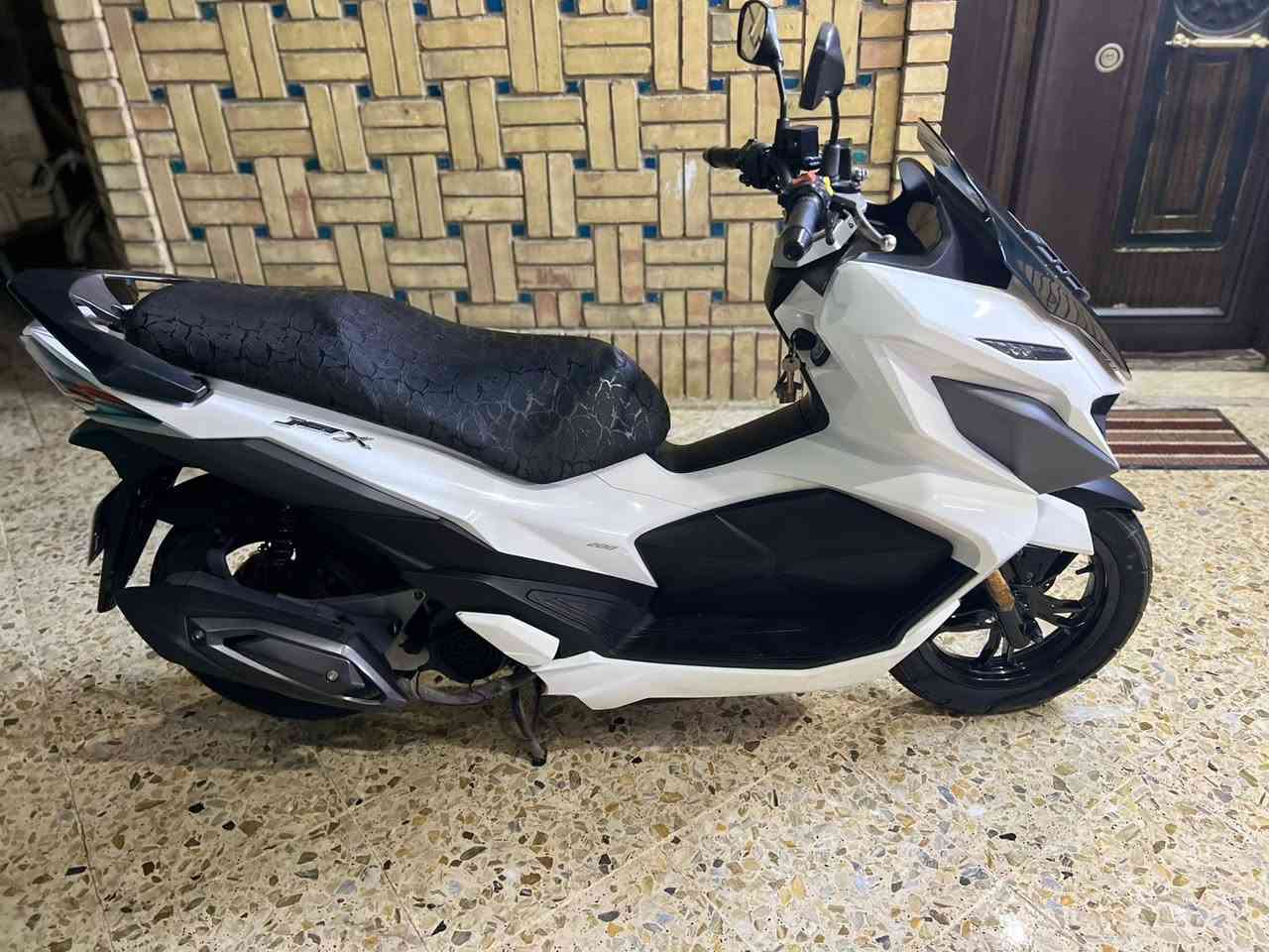 سلام عليكم شباب  سيام كوري ماشية 4 الاف دراجه جدييييده لوك رقم بغداد انكليزي تحويل ثاني يوم السعر 33 ورقة عنوان شارع فلسطين 
تواصل واتساب 
***********
