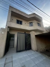 مساحه الدار 100متر ركن واجه 10نزال 10 يتكون البيت من 3غرف 🛌 ومطبخ وصال...