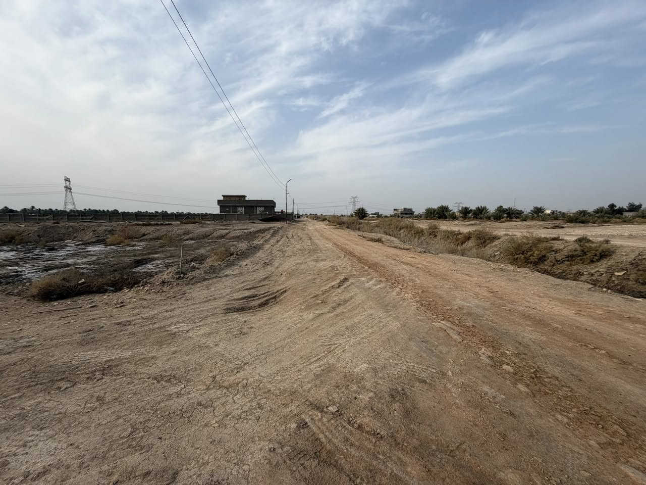 قطعه ارض ركن على شارعين عرض الشارع ١٥ متر والشارع الثاني ٨ متر سعر قطعه الأرض ٣٧ قفل بدون عمله 
مساحه قطعه الأرض ٦٠٠ متر وجهه ١٧ ونص 
والواجهه الثانيه ٣٤ ونص ركن علئ شارعين 
طابو زراعي سند ٢٥ مداور باسم المشتري مكان قطعه الأرض خلف جامعه بابل اول فرع بعد جامعه بابل تبعد عن شارع حله نجف ٢٠٠٠ متر وتبعد عن التبليط ١٥٠ متر تقريبا او اكثر بشي بسيط  الكهرباء والماء برأس القطعه 
للاستفسار اكثر ***********
