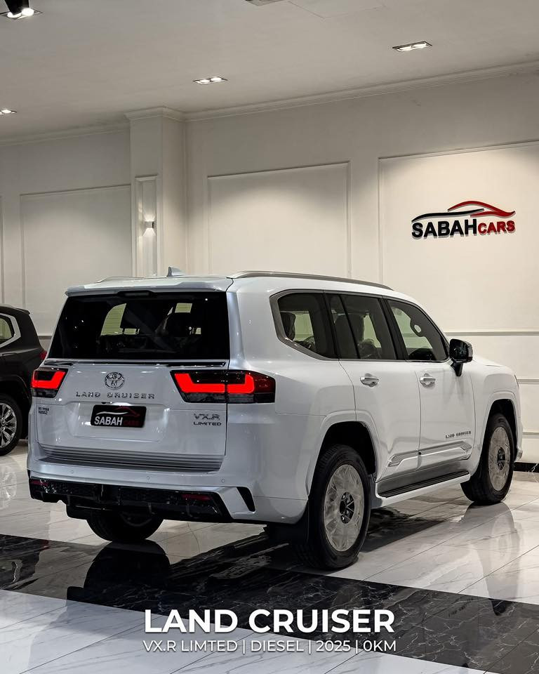 TOYOTA | Land Cruiser | VXR TWTWIN TURBO | 2025 | Diesel
‎وارد خليجي | 5000 كم
‏‎
📞***********
واتساب او اتصال 
محرك V6 ديزل توين تيربو سعة 3.3 لتر
قوة 302 حصان عند 4000 دورة/دقيقة
عزم دوران 700 نيوتن متر عند 2600 دورة/دقيقة
ناقل حركة أوتوماتيك 10 سرعات
نظام دفع رباعي دائم (4x4 Full-Time)
عدد المقاعد 7
الأبواب 5
سعة خزان الوقود 110

‎وزن إجمالي تقريبي 3230 كجم
إطارات 265/55R20
نظام تكييف هواء رباعي المناطق
مقاعد جلد مريحة مبرّدة
نظام صوت JBL فاخر
شاشة وسطية كبيرة مع نظام ملاحة
كاميرات 360 درجة
مساعد البقاء في المسار
تطعيمات خشبية فاخرة
إنارة LED كاملة
دخول وتشغيل ذكي
كامرات360
مغلفه PPF
فول عد الشفط 
صندوق كهربائي
سعر155مليون
 عشر شدات ونص وبيها مجال
