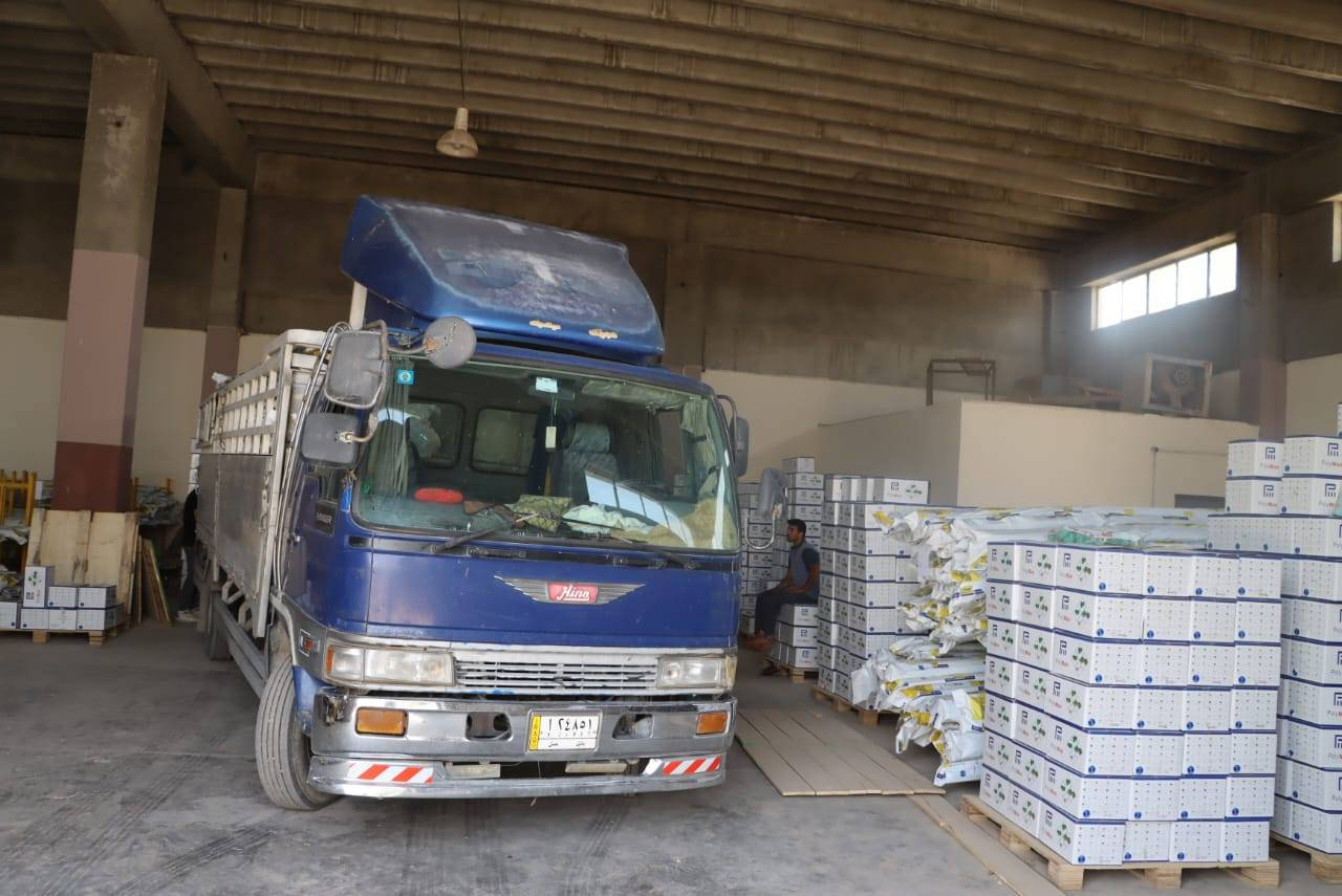 صنع في العراق يقتحم السوق المحلي 

في خطوة واعدة تعكس التقدم الصناعي المحلي وتؤكد كفاءة المنتج الوطني أطلق مصنع المنتجات المطاطية التابع للشركة العامة للصناعات المطاطية والإطارات أولى شحنات منتج أنابيب PPR علامة بولي ماكس عالي الجودة إلى وكيله الحصري شركة أمواج الطيب للتجارة العامة في إطار خطة استراتيجية لتعزيز حضور المنتج العراقي في السوق المحلي.

ويأتي ضمن مساعي وزارة الصناعة والمعادن لتوفير بدائل محلية منافسة للمستورد بجودة عالية وبأسعار مدروسة تسهم في دعم الاقتصاد الوطني وتشجيع الاعتماد على الإنتاج المحلي.
وقد تمت عملية التسويق بنجاح بعد اجتياز المنتج لجميع الفحوصات الفنية والمعايير القياسية، حيث يتميز منتج PPR المصنع محليًا بمتانته وكفاءته في نقل المياه واستخدامه في شبكات التدفئة والتبريد ويعد خيارًا مثالياً للمشاريع السكنية والصناعية الحديثة.
ويعد هذا الحدث خطوة أولى ضمن سلسلة من المبادرات الهادفة إلى تطوير منظومة الإنتاج والتسويق الصناعي في العراق بما يحقق التكامل بين القطاعات الحكومية والقطاع الخاص ويعزز مسيرة الاكتفاء الذاتي.
ولمزيد من المعلومات الاتصال على قسم التسويق 
*********** 
ويمكنكم متابعة مواقع الشركة العامة للصناعات المطاطية والاطارات على الروابط ادناه
الفيسبوك 
https://www.facebook.com/profile.php?id=100064145823236&mibextid=ZbWKwL
  الانستغرام على الرابط التالي 
https://www.instagram.com/rubbertyre/?igshid=dxb8xj86vd2n
ومتابعة صفحة الشركة على تويتر على الرابط التالي 
https://twitter.com/i/flow/login?redirect_after_login=%2Frubbertyredb
وعلى برنامج tik tok 
https://www.tiktok.com/@rubbertayer
وعلى اليوتيوب 
https://www.youtube.com/channel/UCnLID0Dv4JpAfzcG4b3OAMQ
بالاضافة الى موقع للشركة الرسمي https://scrti.industry.gov.iq
