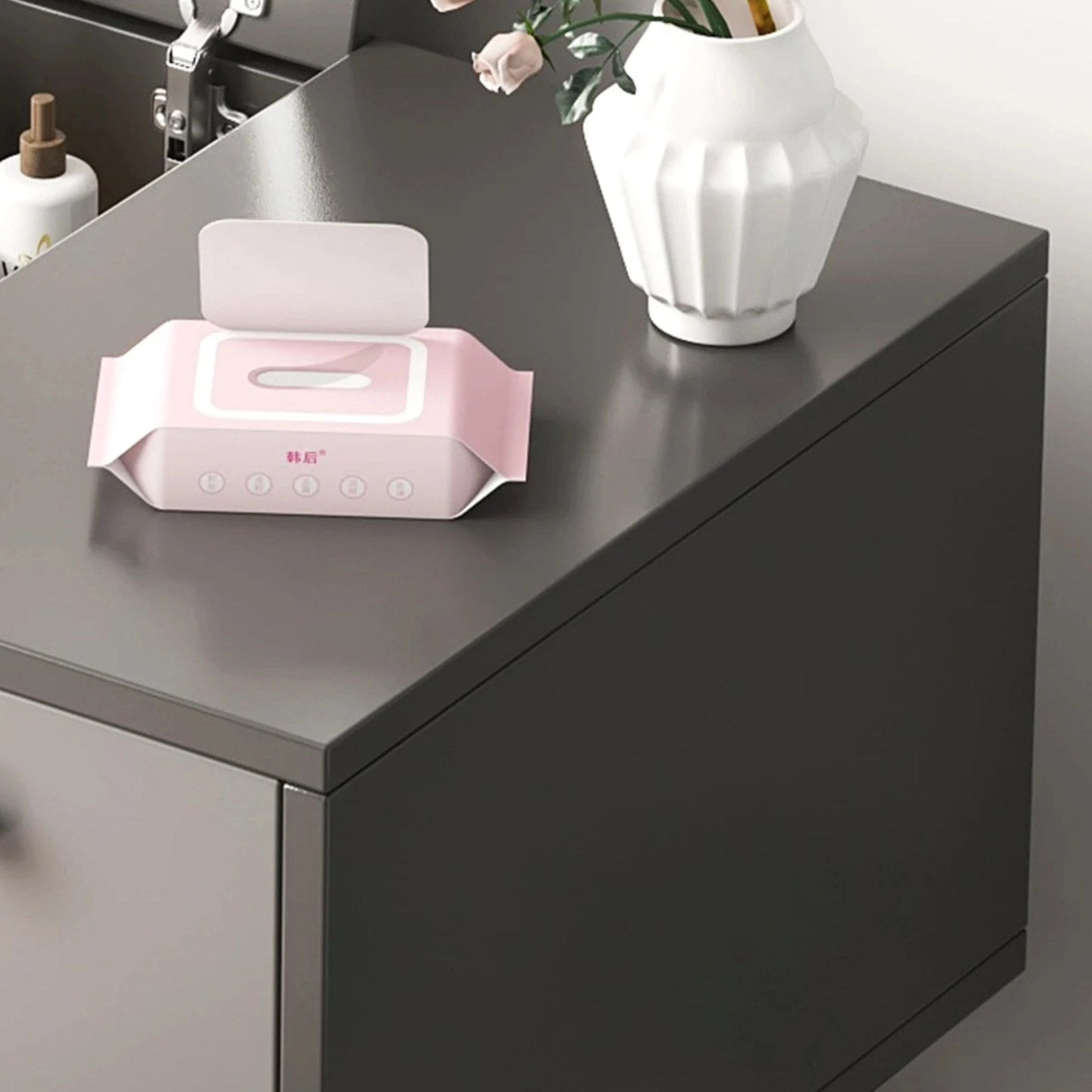 طاولة مكياج (تسريحة) بتصميم عصري تحتوي على مرآة مخفية قابلة للطي مع إضاءة LED مدمجة، وتتميز بوجود مساحات تخزين مقسمة ومفتوحة تحت المرآة، بالإضافة إلى أدراج سفلية للتنظيم.
القياسات
الطول :60
العرض : 40
الارتفاع :38
السعر : 60،000 الف


**إذا كنت صاحب هذا الإعلان وتريد حذفه لأي سبب، رجاءا أرسل رسالة إلى الدعم الفني**