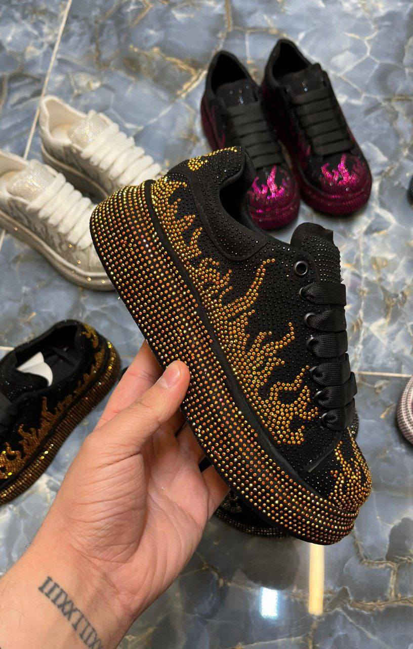 حذاء سبور نسائي وجه عالي رباط مرصع بالألماس لونين على شكل شعلة محيطة بالحذاء بشكل جميل وأنيق قمة في الروعة والأناقة والتميز أرضية مرتفعة قليلاً خفيفة الوزن مريحة متوفر بعدة ألوان حسب الطلب جودة عالية صناعة تركية للبيع بالجملة 
#nayashoesmoda_diamond_sneakers#


**إذا كنت صاحب هذا الإعلان وتريد حذفه لأي سبب، رجاءا أرسل رسالة إلى الدعم الفني**