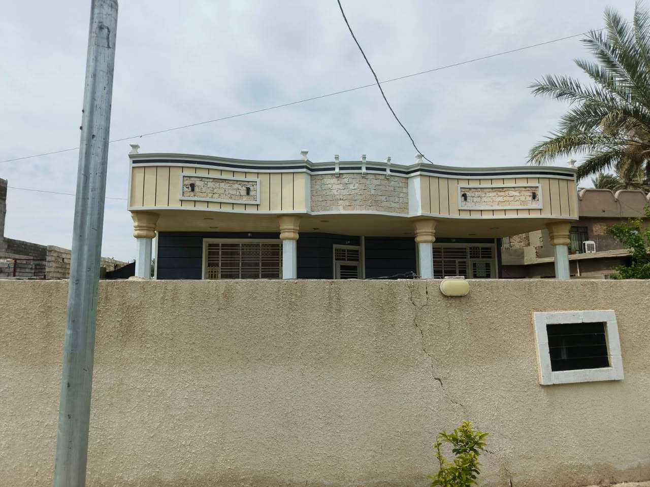 سلام عليكم مكتب اليزن للعقار
🏠بيت للبيع هورجب مساحة 500
مساحة البناء 265 م
طابقين بناء طابوق 
3 غرف نوم معى حديقة 
ماء كهرباء تبليط خدمات كاملة 
سند 25 قريب على المدارس يبعد عن المستوصف 5 دقائق 
سعر 200 و بي مجال 
الاتصال على رقم 
***********
