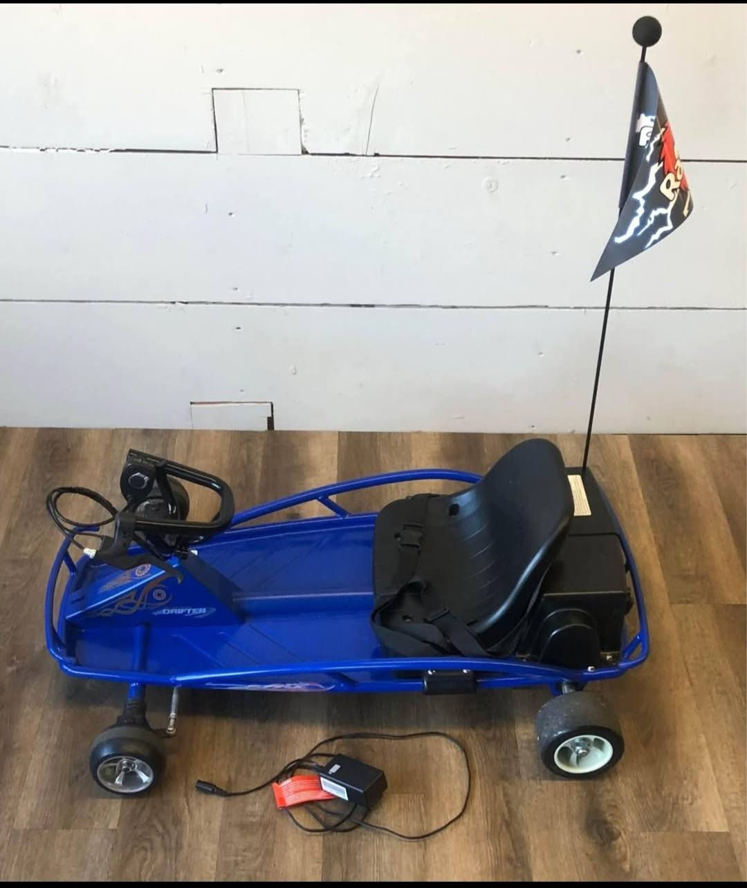 السلام عليكم
من رخصة مشرفين الصفحة 
سيارة درفت للبيع بسعر ٢٥٠ دولار استخدام قليل 
للعلم سعرها ٩٥٠ دولار وتكدرون تتأكدون بالمواقع ....
"جو كارت" كهربائية مصممة للانجراف (Drifting) 

المواصفات التقنية والأداء

الصناعة : شركة رازور امريكية

التحكم : يتم التحكم في التسارع عبر زناد في المقود، مع وجود مكابح خلفية يدوية .

السرعة: تصل سرعتها القصوى إلى 19 كم/ساعة (حوالي 12 ميل في الساعة).

نظام الطاقة: تعمل بمحرك كهربائي يتميز بعزم دوران عالٍ ونظام دفع بالسلسلة (Chain-driven motor).

البطارية: مزودة بنظام بطارية 24 فولت (بطاريتان 12 فولت قابلة لإعادة الشحن)، وتوفر مدة تشغيل تصل من 40 دقيقة ال ٦٠ دقيقة تقريباً من الاستخدام المتواصل مع امكانية تبديل البطارية موجودة في السوق .

زمن الشحن: تحتاج البطارية إلى حوالي 3 ساعات لإعادة الشحن بالكامل. 

التصميم والميزات
إطارات الانجراف: تتميز بعجلات خلفية ملساء ومصنوعة من مادة خاصة تسمح للعربة بالانزلاق والانجراف (Drift) بسهولة عند الانعطافات الحادة.

التحكم: تحتوي على دواسة تسارع تعمل بلمسة الإبهام (Variable-speed trigger) ومكابح يدوية للتحكم الفوري.

الهيكل: مصنوع من الفولاذ المتين لضمان الاستقرار أثناء القيادة السريعة، كما تتضمن حزام أمان للمقعد لضمان سلامة الراكب.

سعة الوزن: للأطفال من سن 8 سنوات فما فوق الى الشباب ، وتتحمل وزناً يصل إلى 63 كجم تقريباً .

العنوان بغداد ....


**إذا كنت صاحب هذا الإعلان وتريد حذفه لأي سبب، رجاءا أرسل رسالة إلى الدعم الفني**